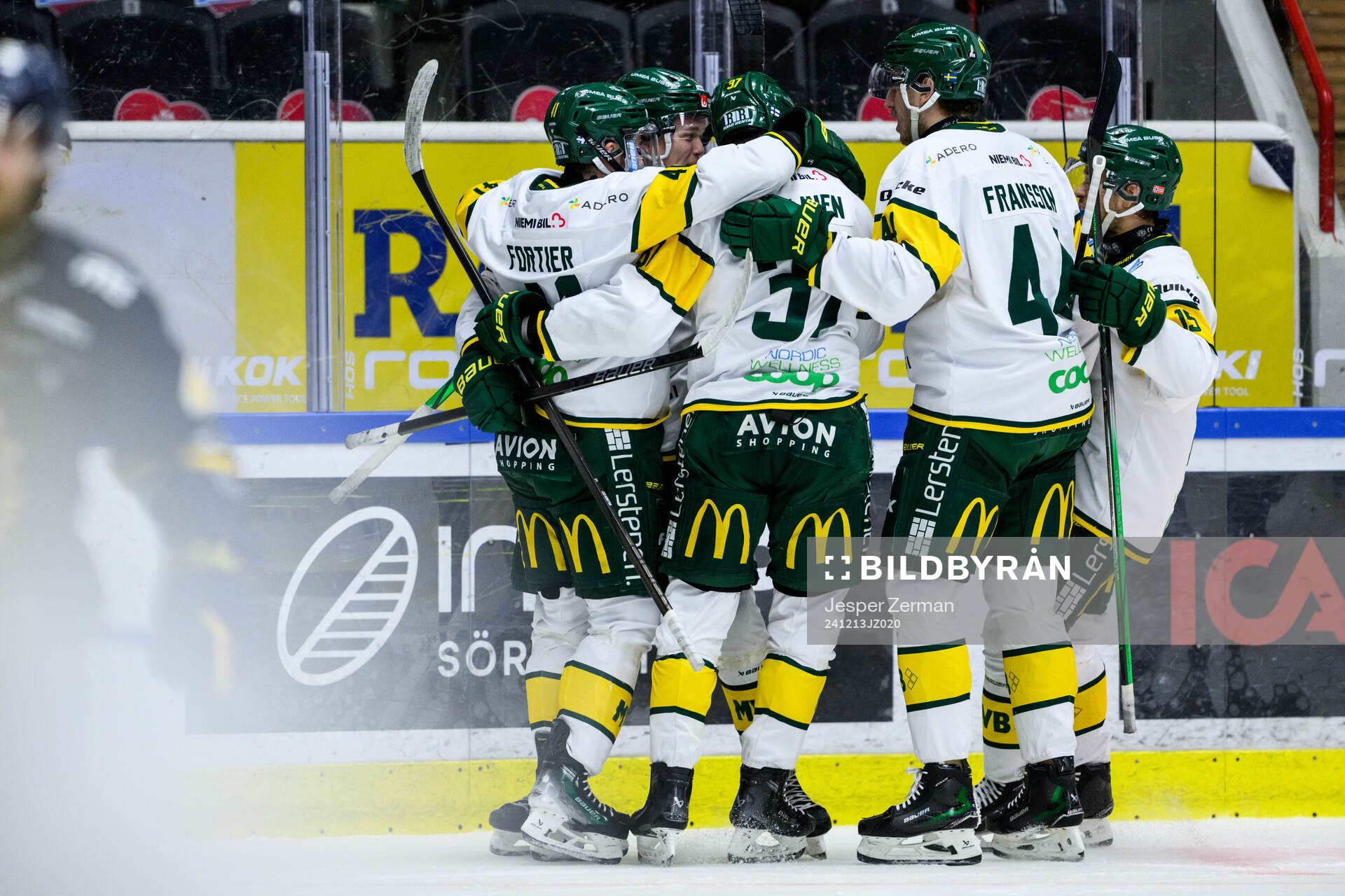 Björklövens Liam Dower Nilsson jublar med lagkamrater
