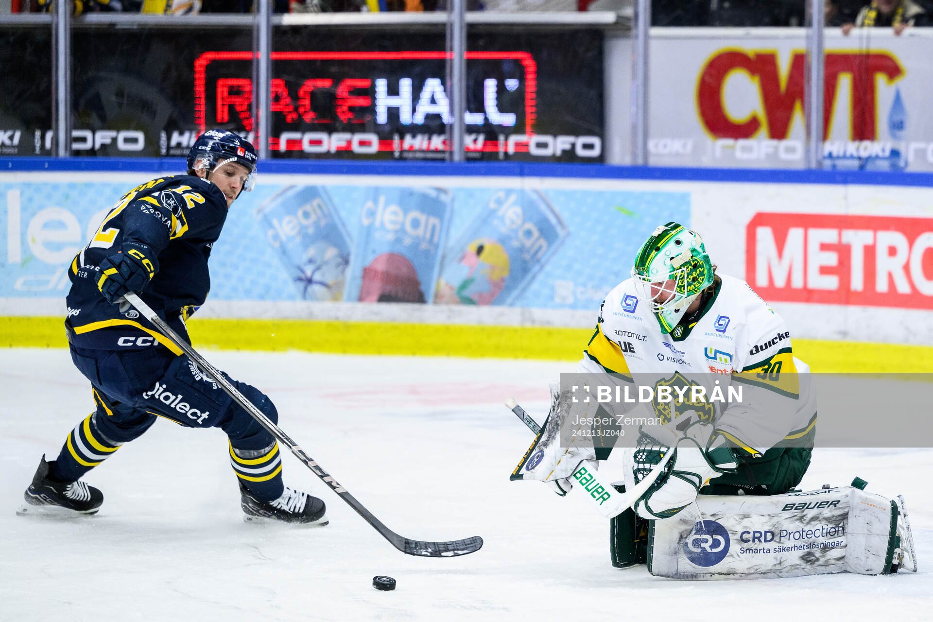 Södertäljes Viktor Liljegren och Björklövens målvakt
