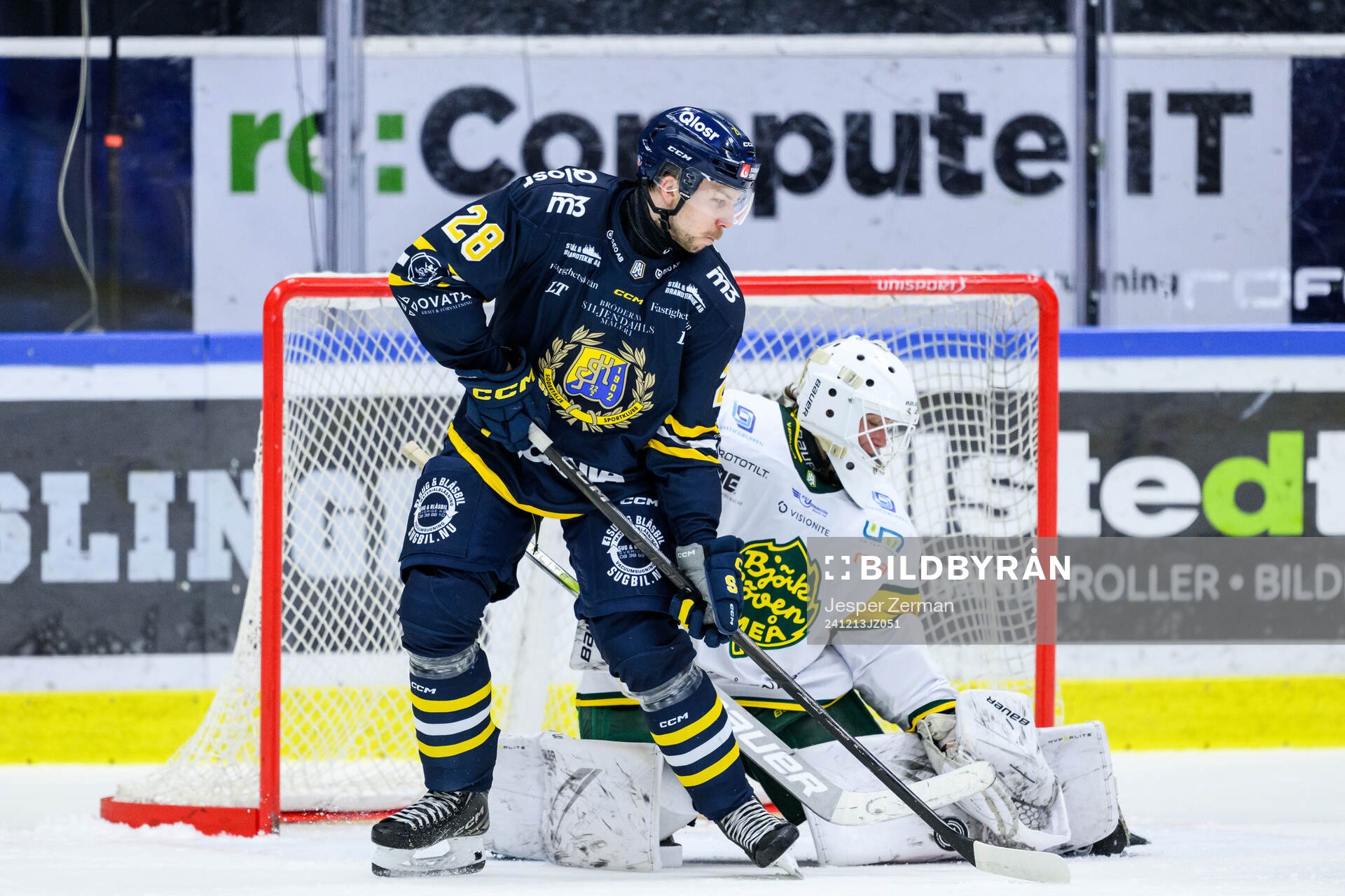 Södertäljes Emil Alba och Björklövens målvakt Melwin