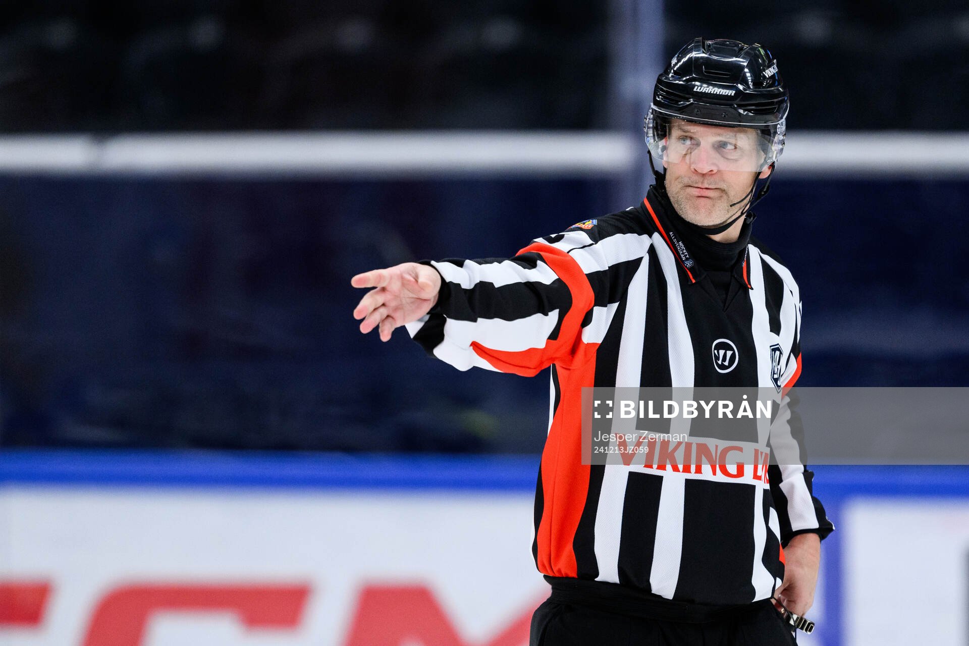 Domare Mikael Nord signalerar för mål till 4-5