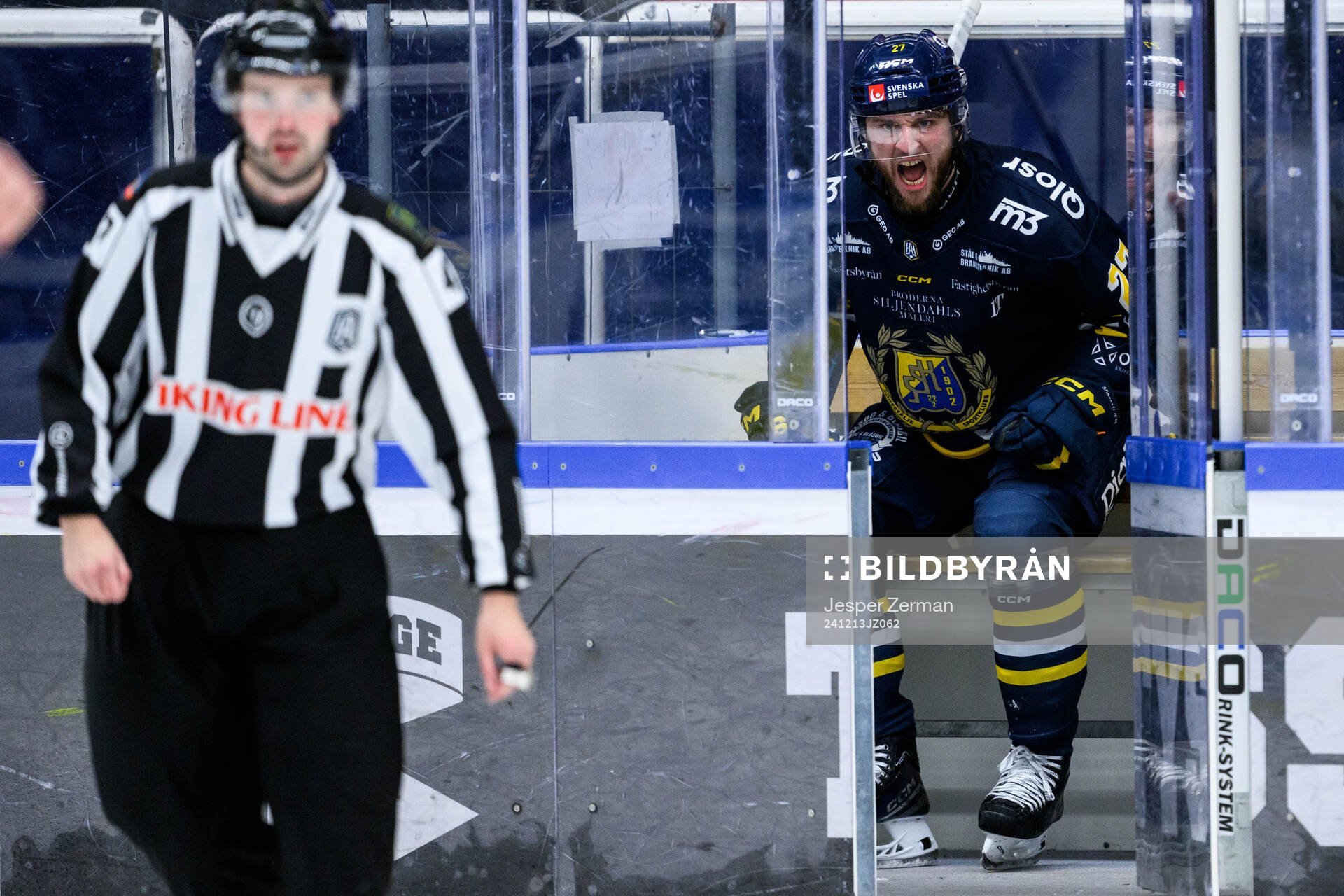 Södertäljes Daniel Norbe reagerar när han visas ut