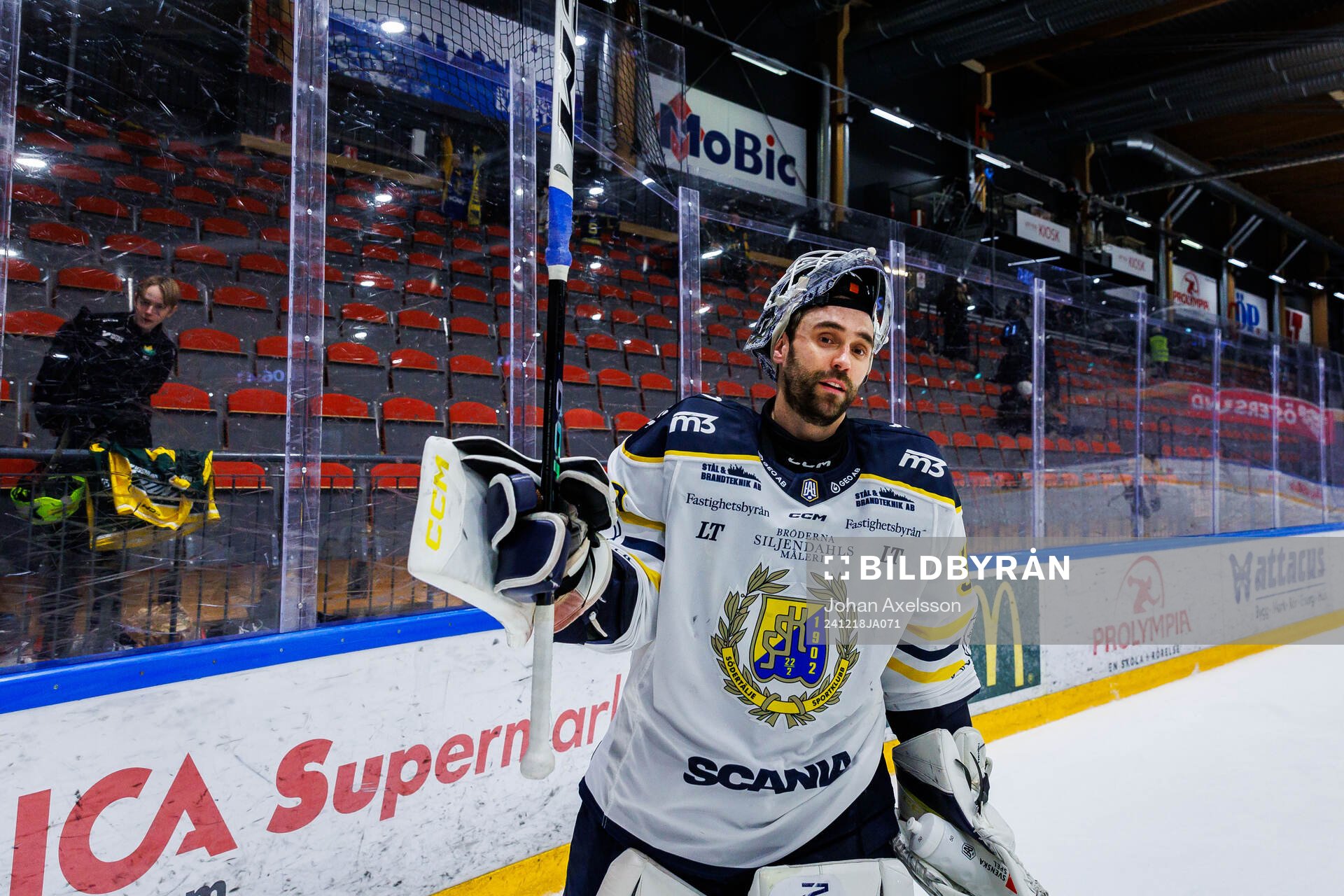 Södertäljes målvakt Frans Tuohimaa jublar