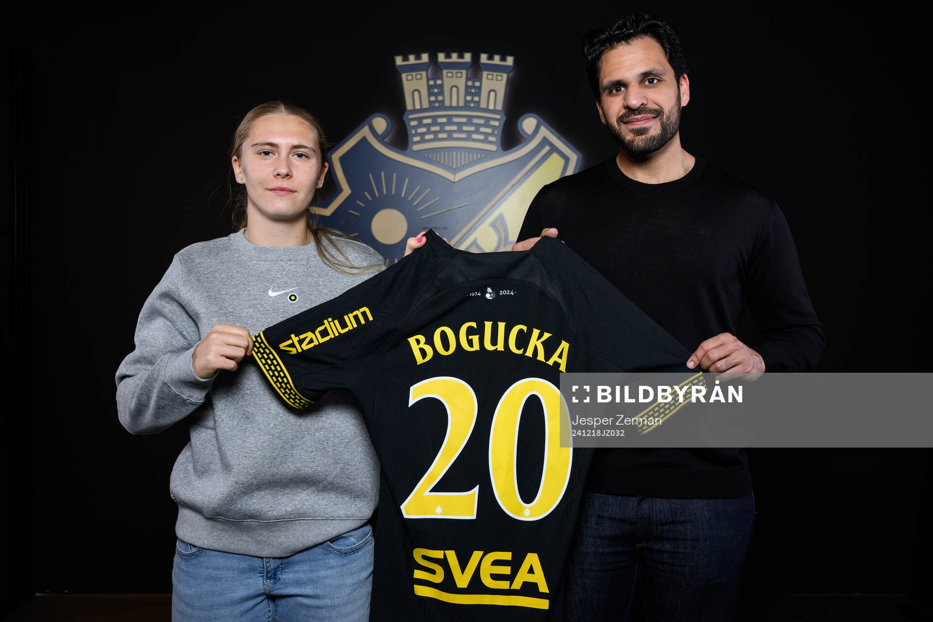Aleksandra Bogucka och sportchef Zinar Spindari poserar för ett porträtt i samband med att hon presenteras som nyförvärv av AIK den 18 december 2024 i Stockholm.