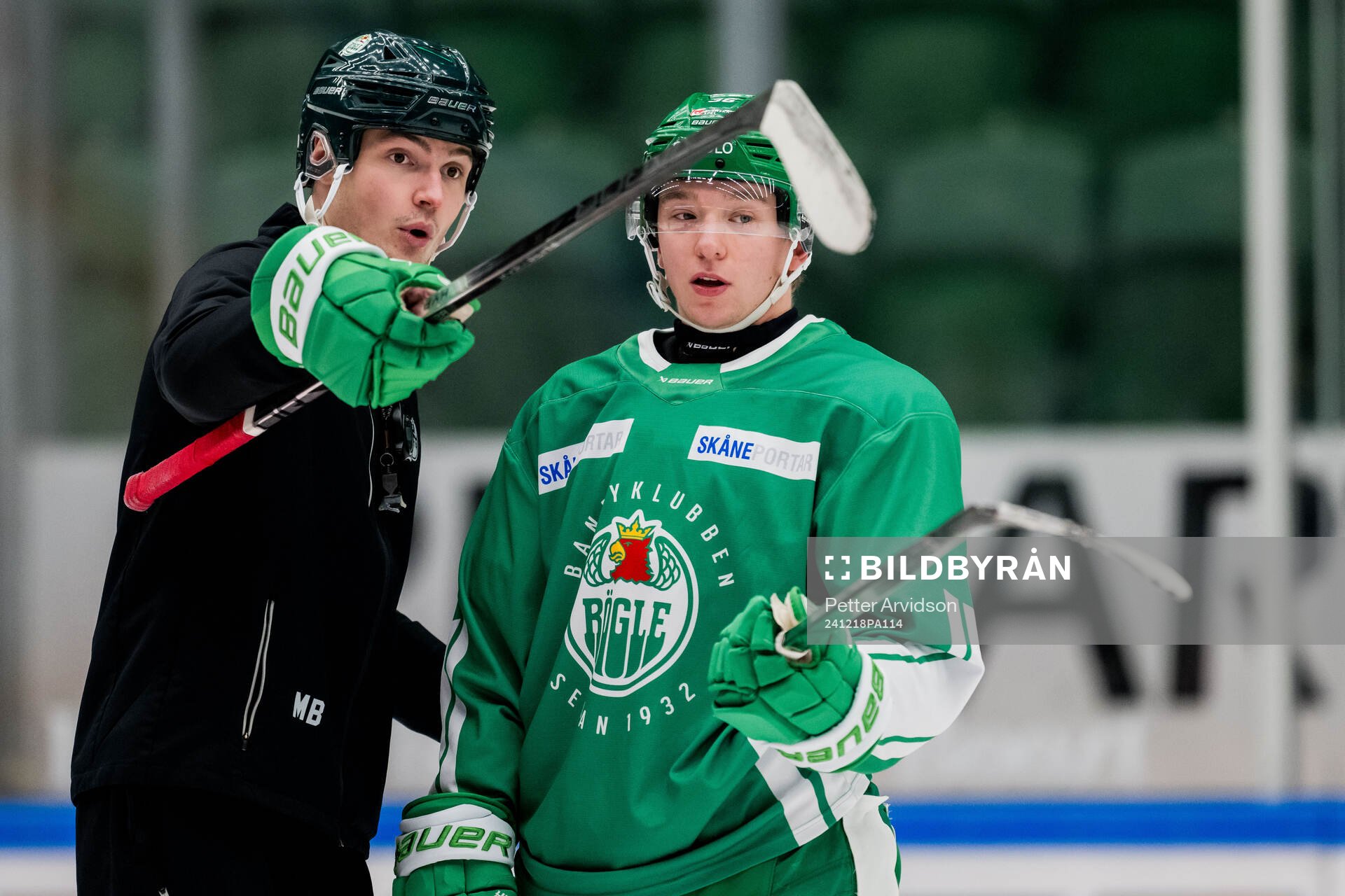 Rögles assisterande tränare Max Bohlin och Axel Smeds