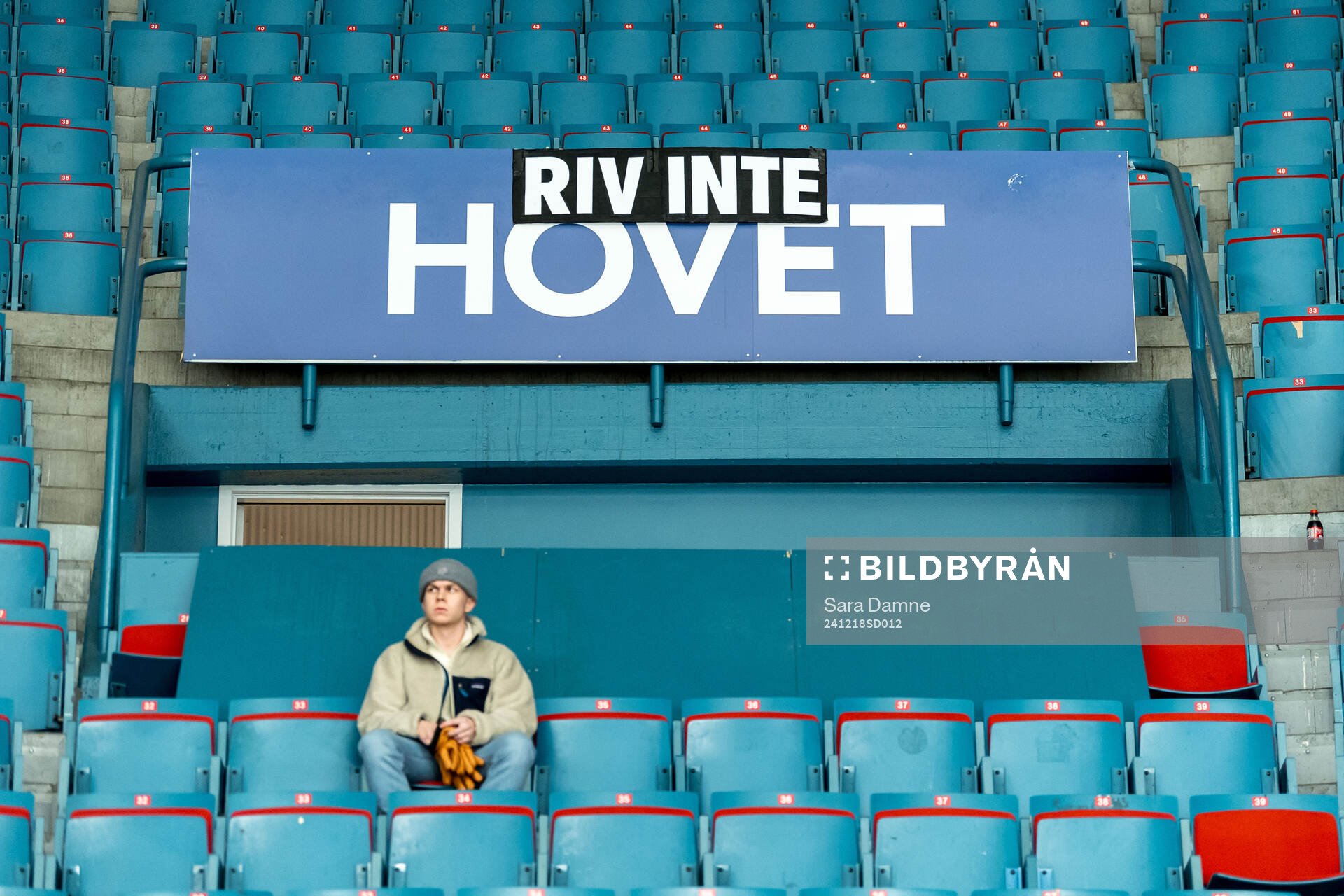 En skylt med ”Riv inte Hovet”