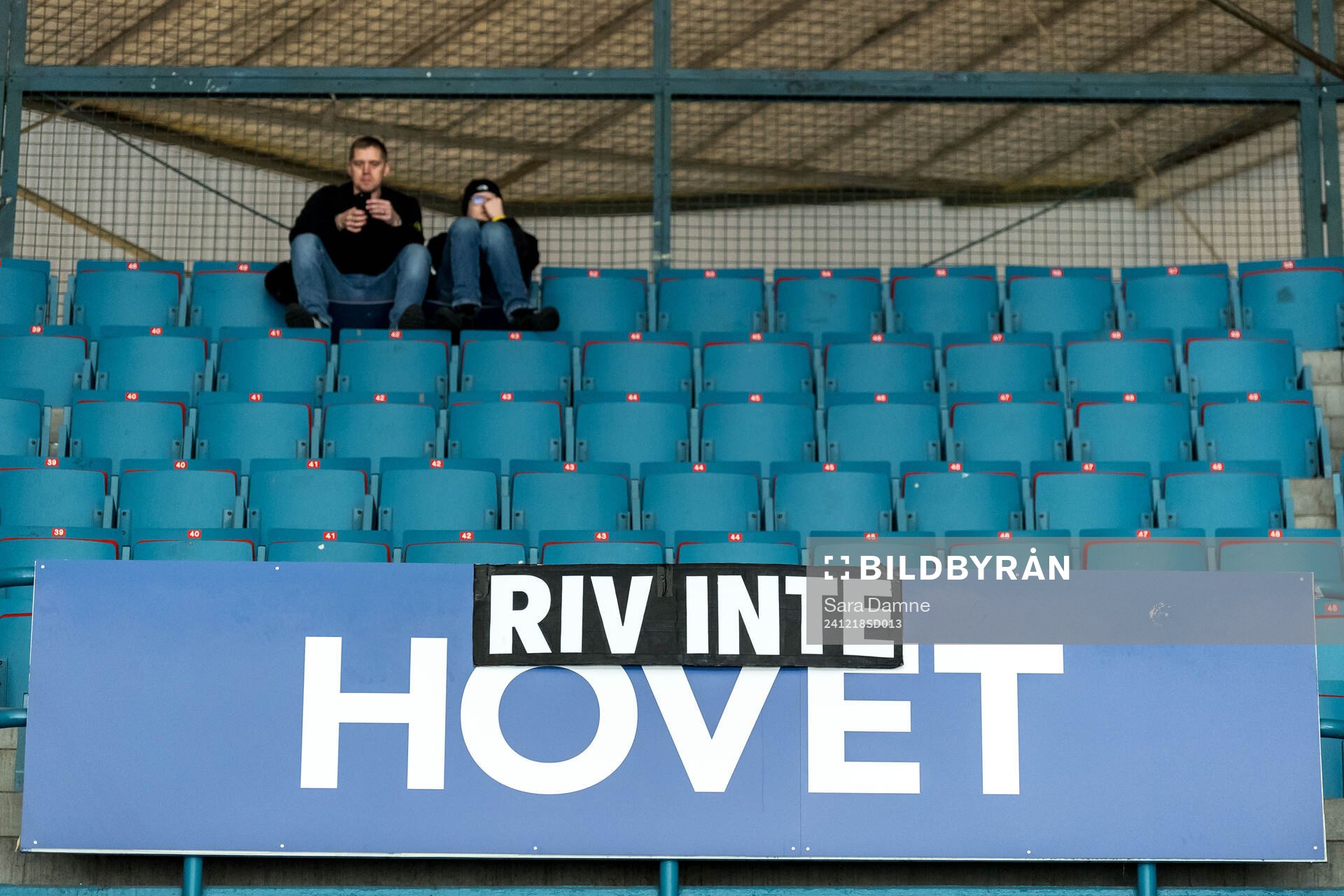 En skylt med ”Riv inte Hovet”