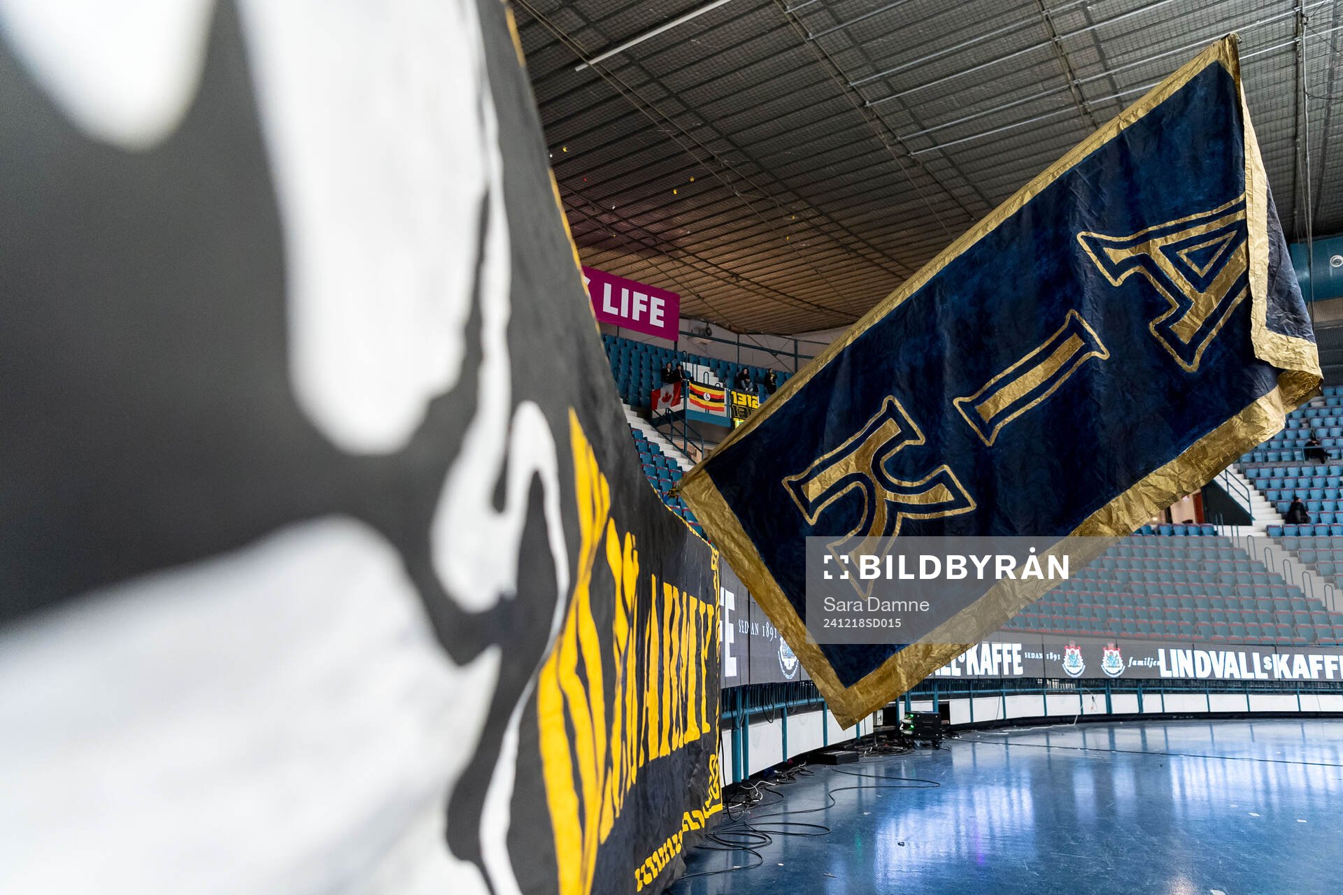 En AIK-flagga på läktaren