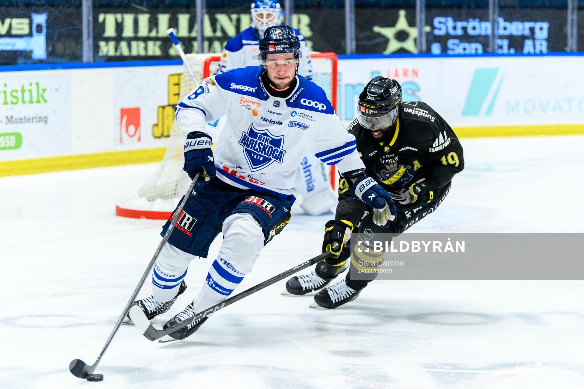 Karlskogas Måns Krämer och AIKs Daniel Muzito Bagenda