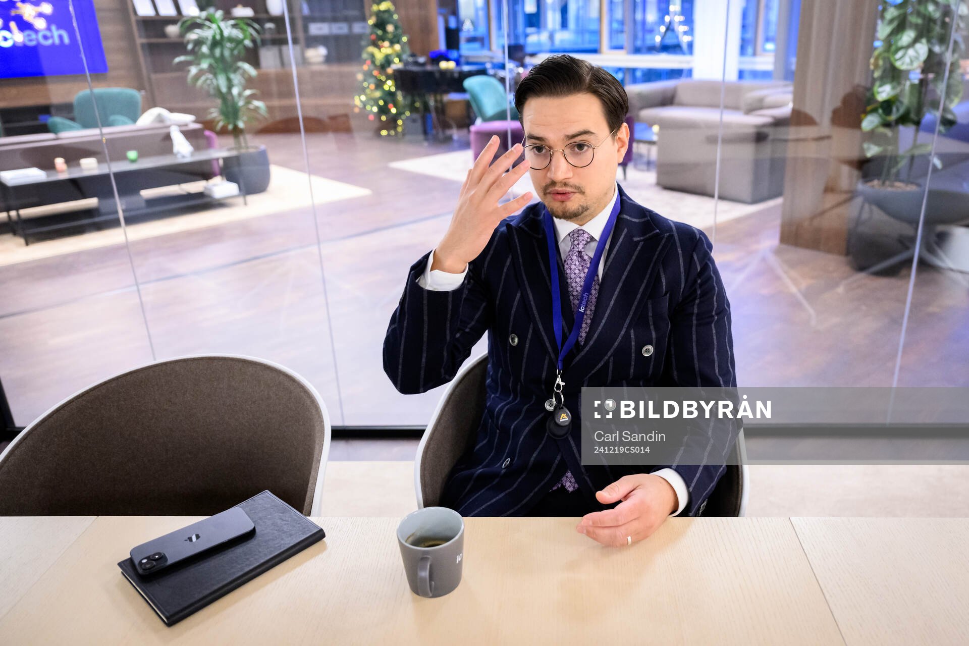 Den tidigare fotbollsspelaren Amin Affane blir intervjuad