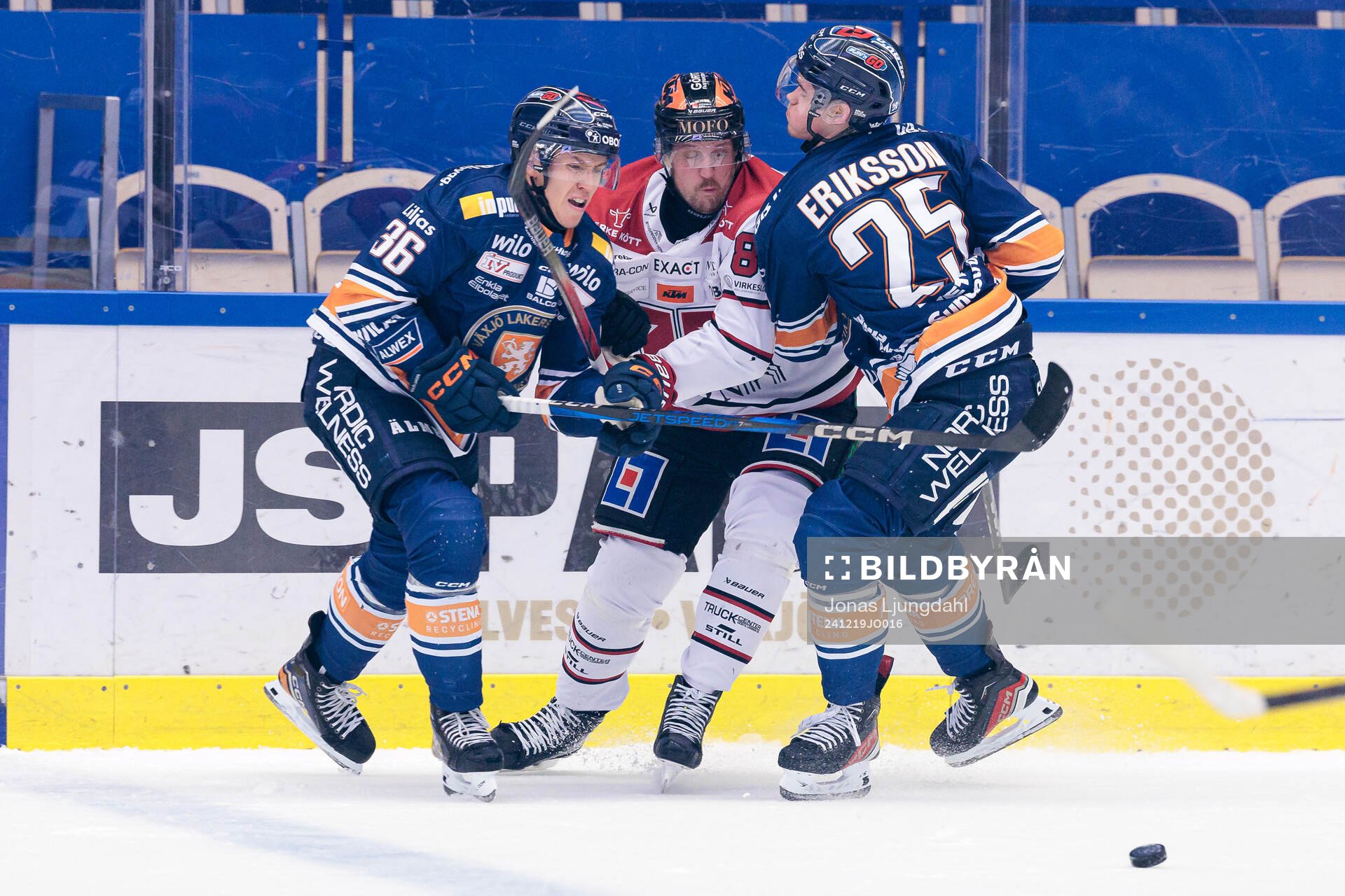 Örebros Patrik Karlkvist mellan Växjös Elias Rosén och