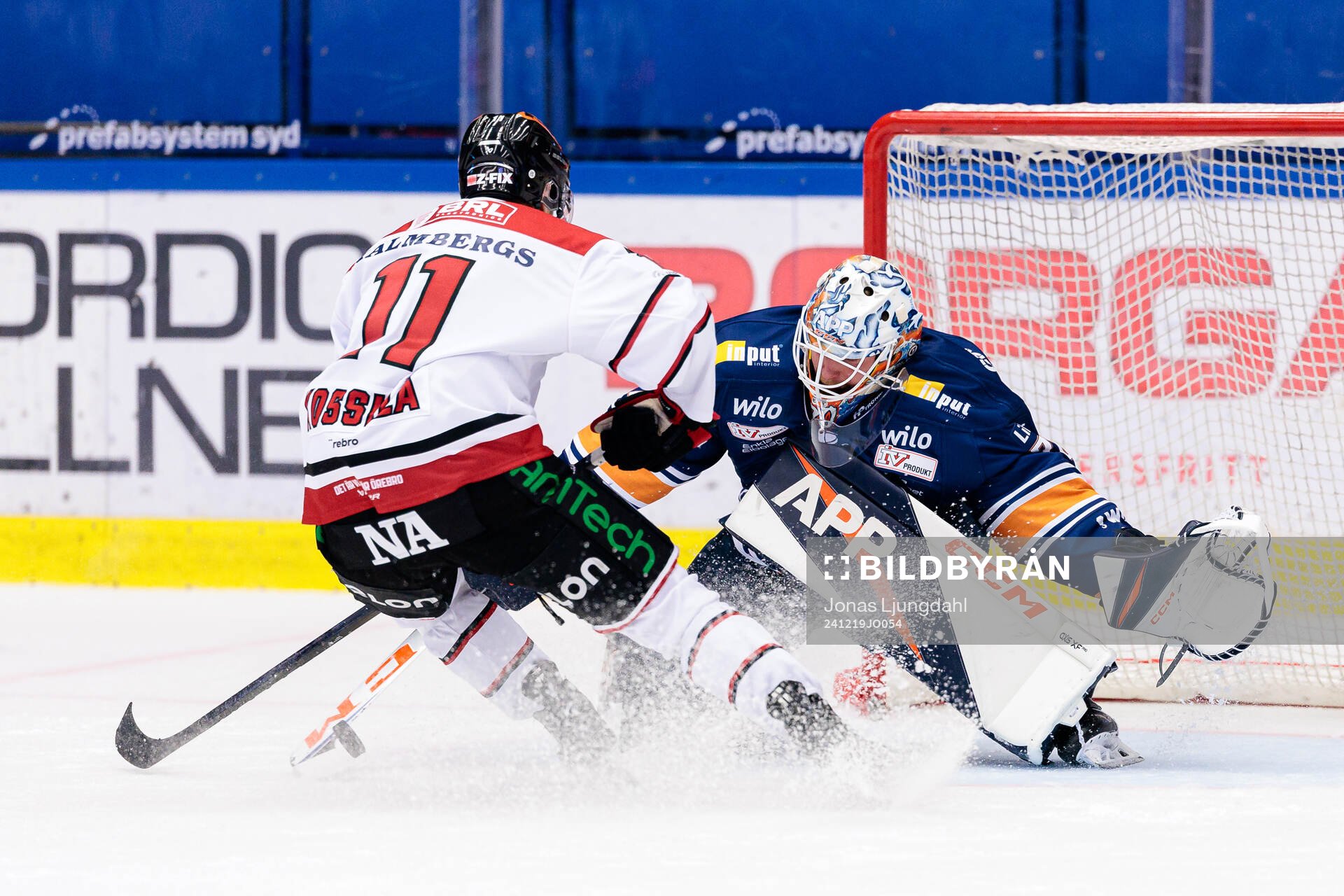 Örebros Kalle Kossila och Växjös målvakt Adam Åhman