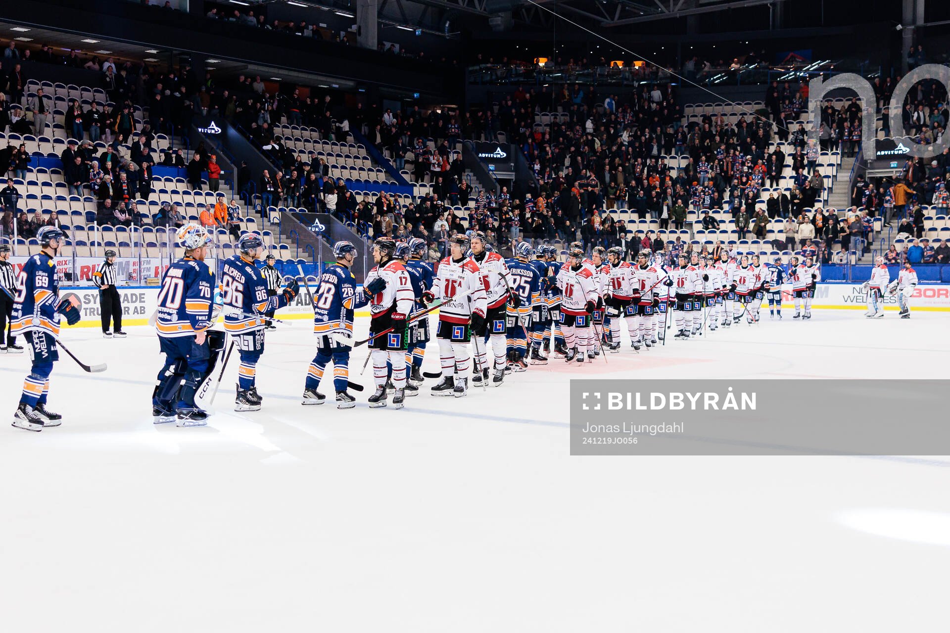 Växjös och Örebros spelare tackar varandra