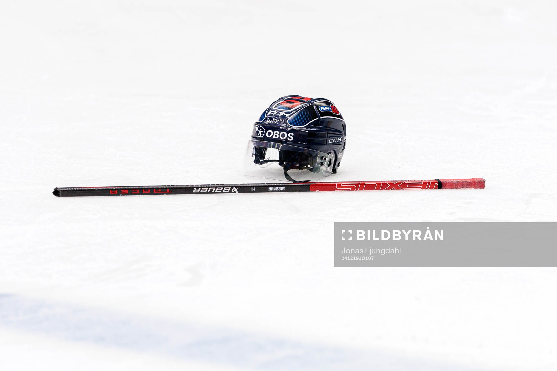Avslagen klubba och en hjälm på isen