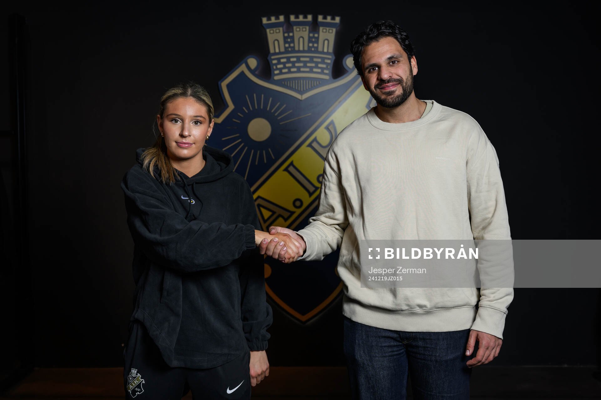 Nellie Eriksen Yasseri poserar för ett porträtt tillsammans med sportchef Zinar Spindari i samband med att hon presenteras som nyförvärv av AIK den 19 december 2024 i Stockholm.