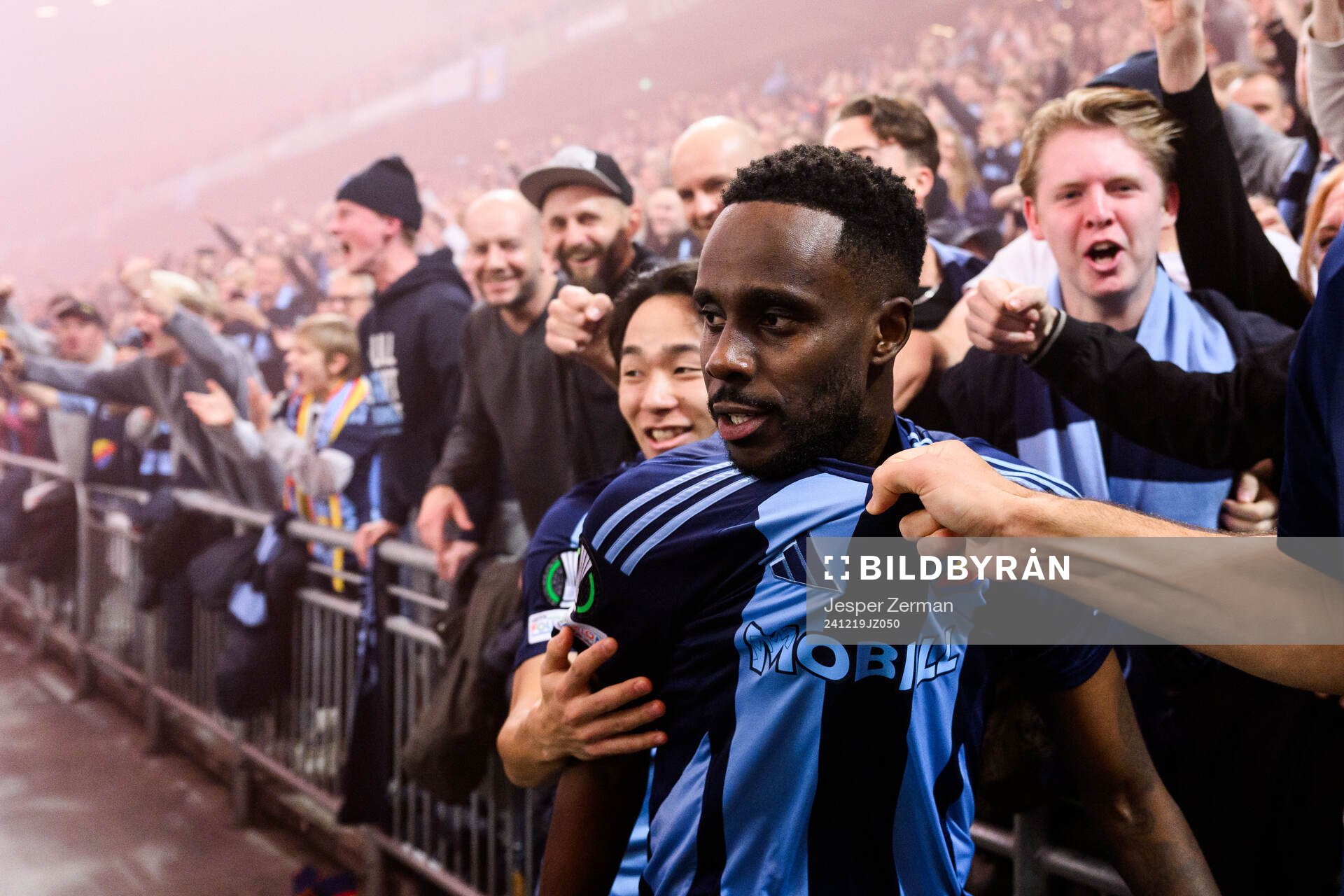 Tokmac Nguen of Djurgården celebrates with team mates