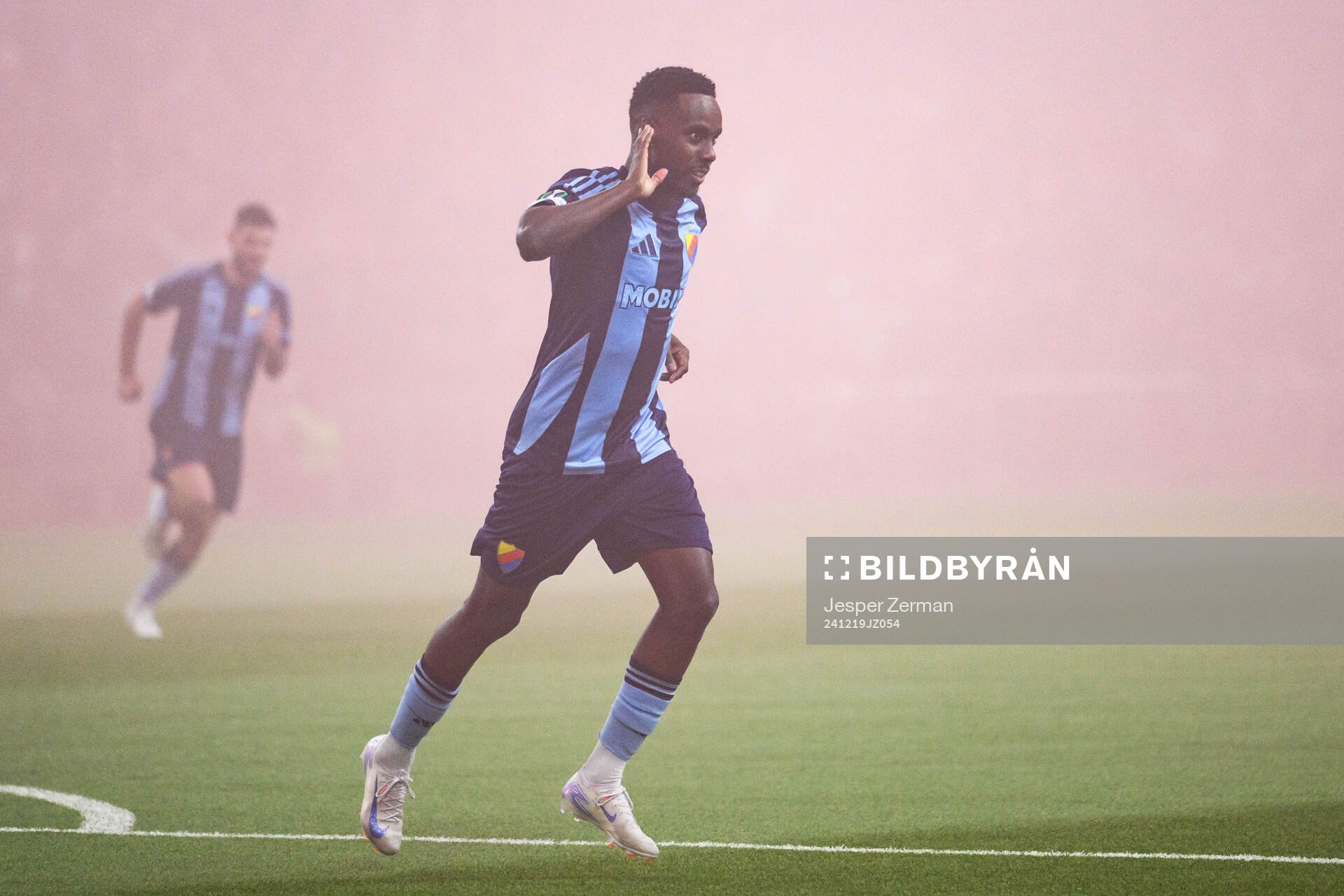 Tokmac Nguen of Djurgården celebrates