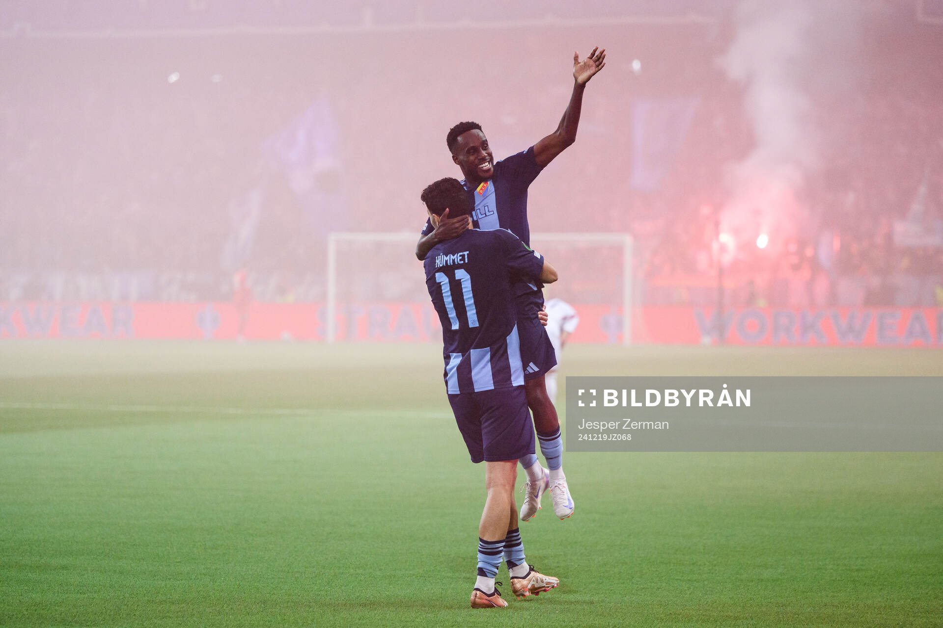 Deniz Hummet of Djurgården celebrates with Tokmac Nguen