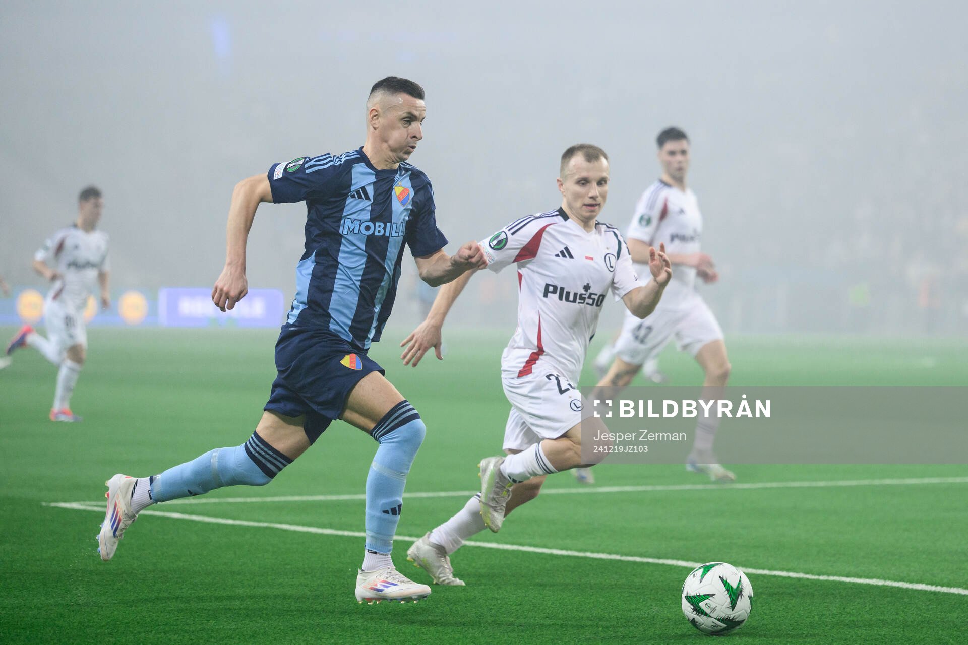 Haris Radetinac of Djurgården ad Patryk Kun of Legia
