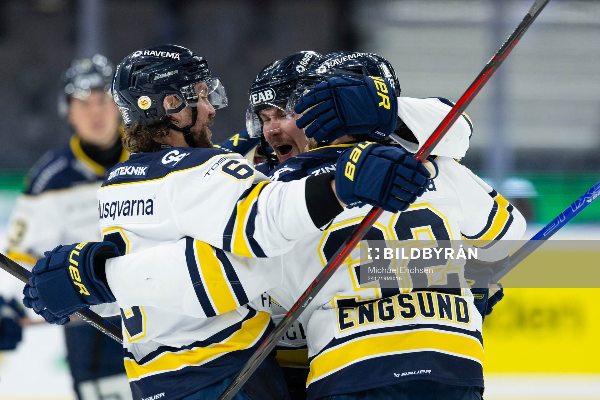 HV71s Oscar Engsund jublar