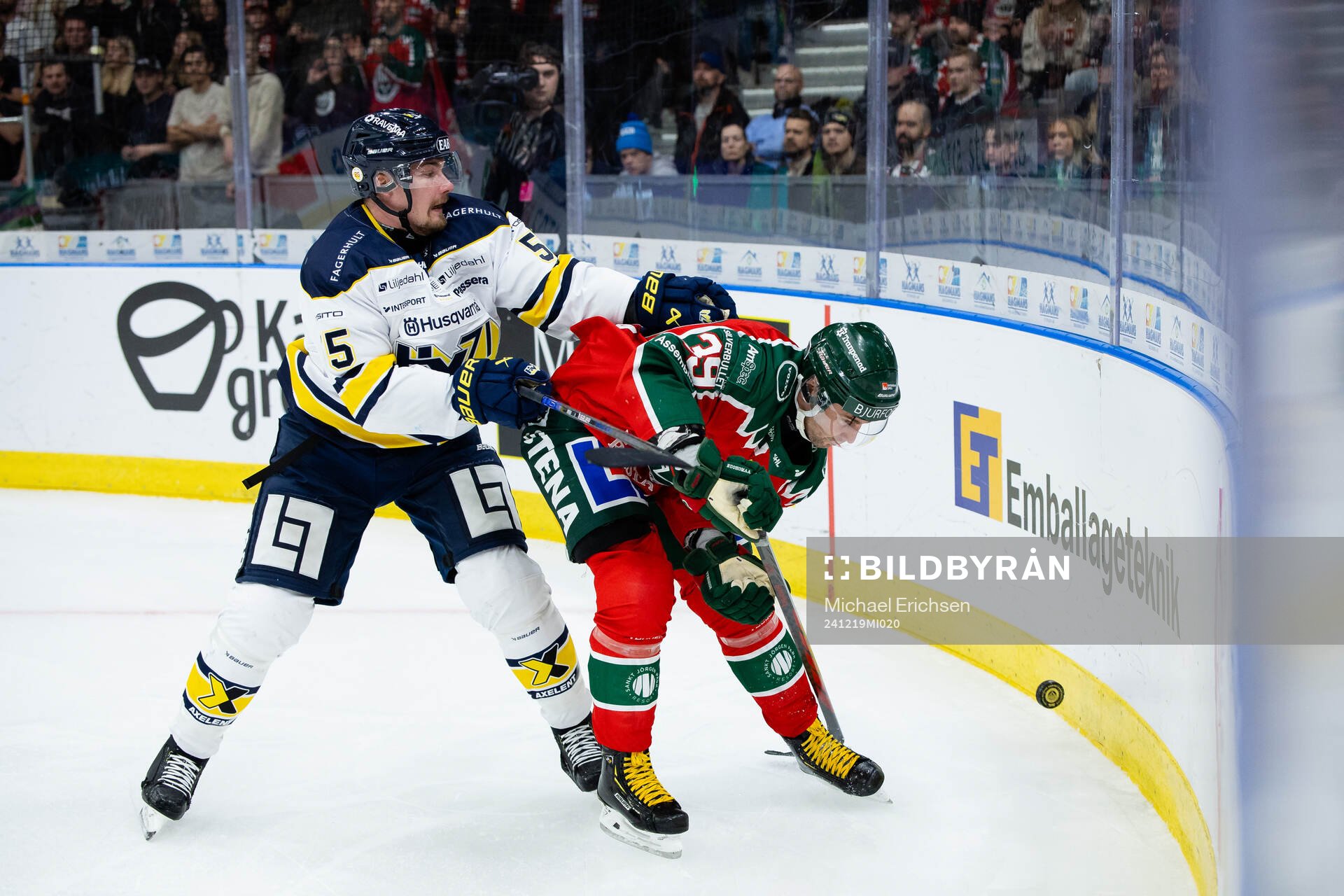 HV71s Victor Sjöholm och Frölundas Mikael Ruohomaa