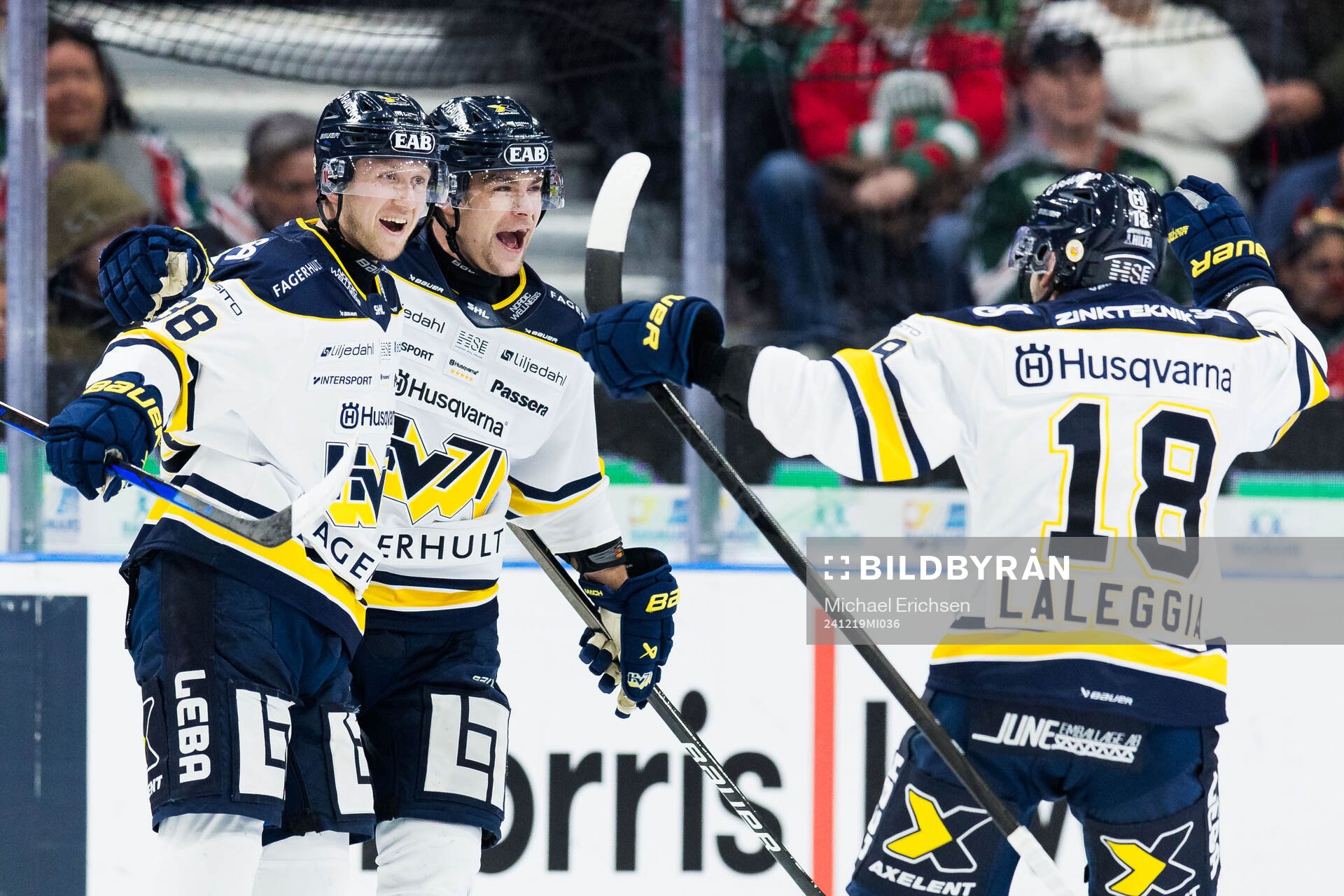 HV71s Olle Alsing jublar med Radan Lenc och Joseph Laleggia