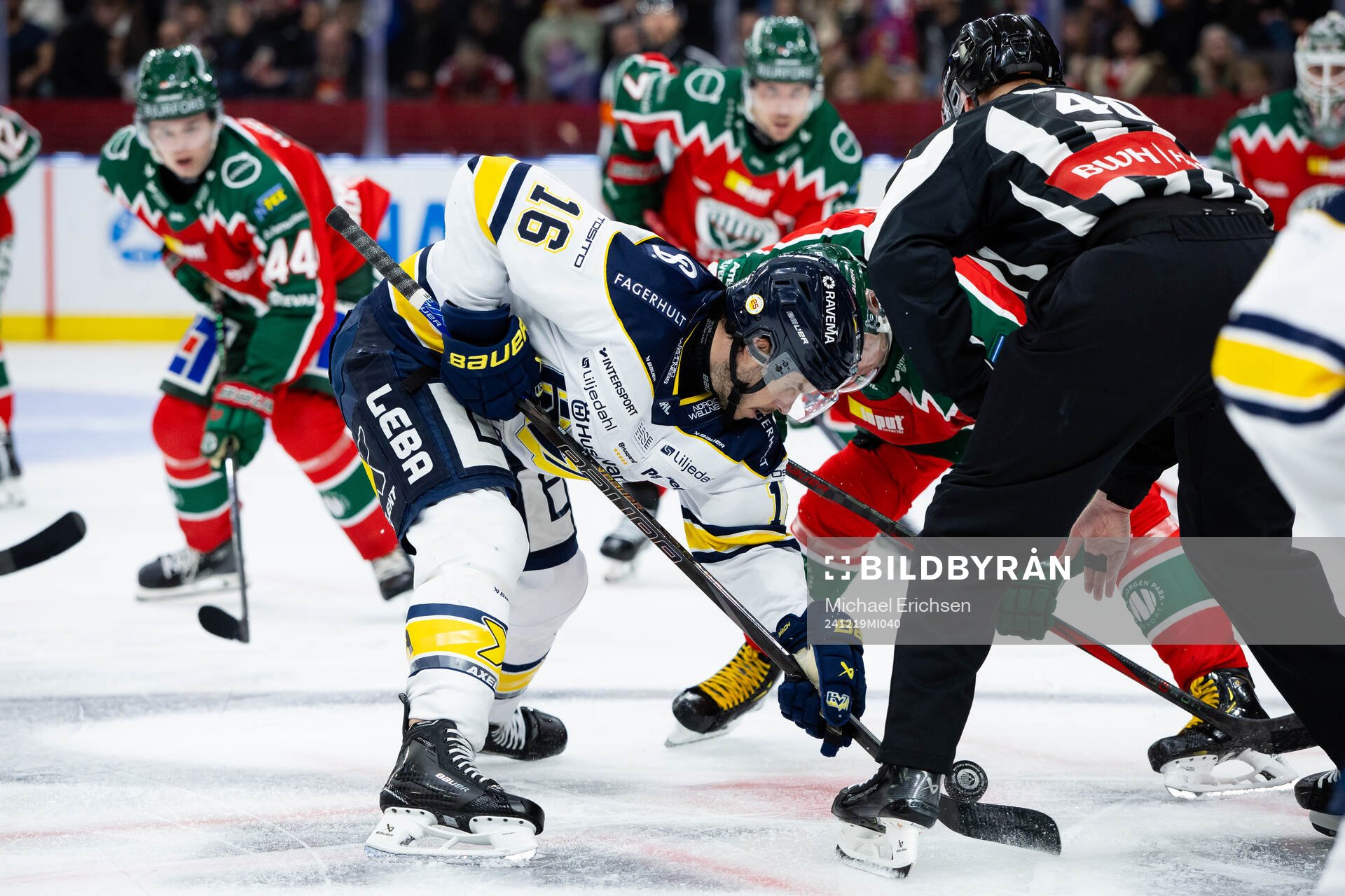 HV71s Tanner Kero tekar mot Frölundas Mikael Ruohomaa