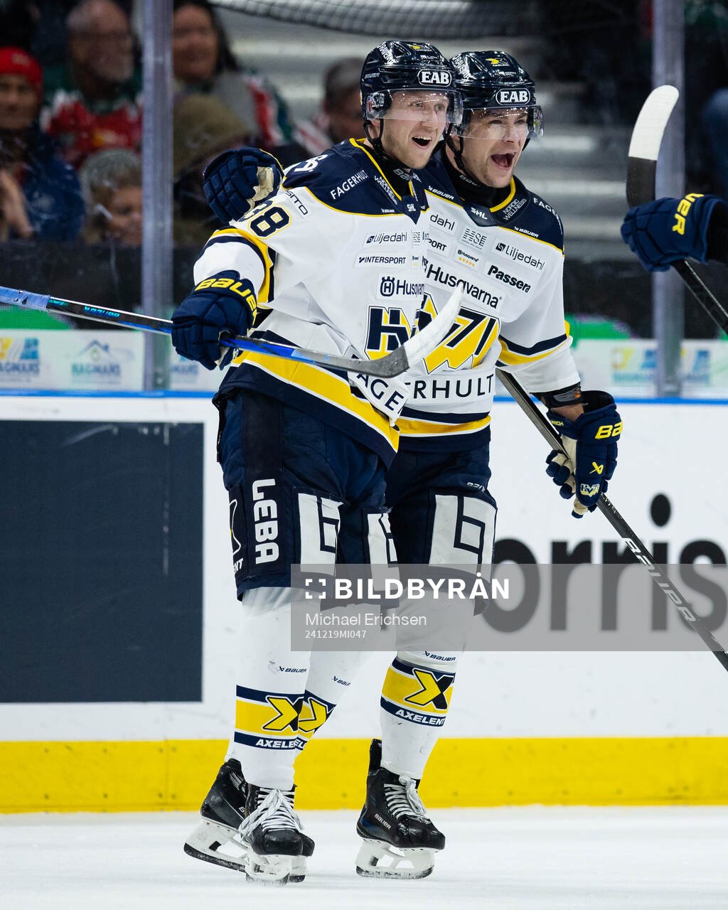 HV71s Olle Alsing jublar ihop med Radan Lenc