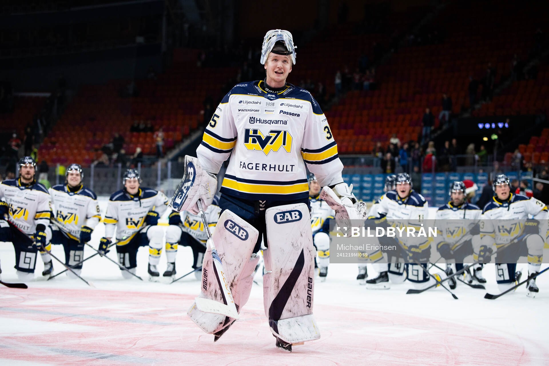 HV71s målvakt Olof Glifford jublar