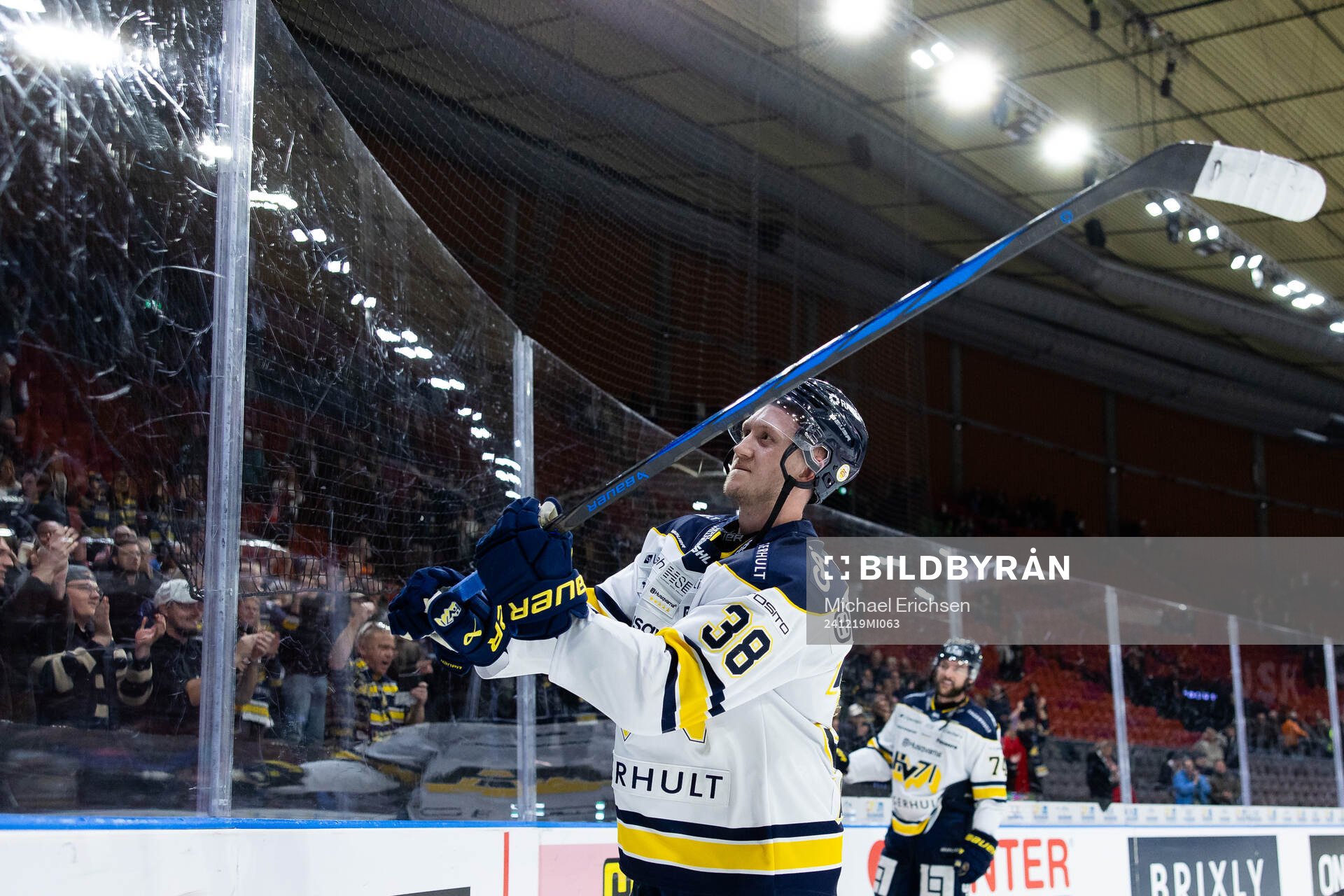 HV71s Olle Alsing jublar