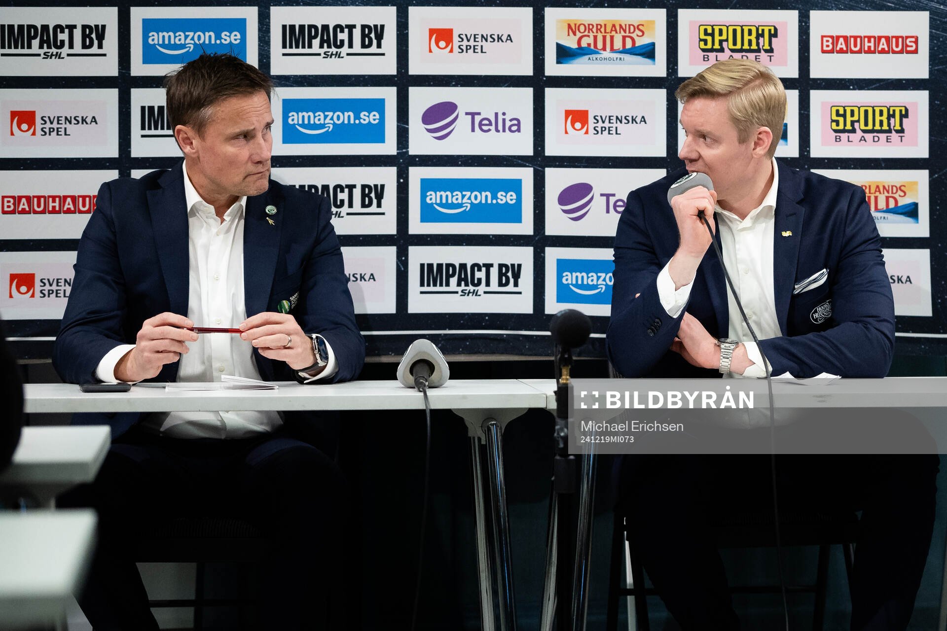 Frölundas tränare Roger Rönnberg och HV71s tränare