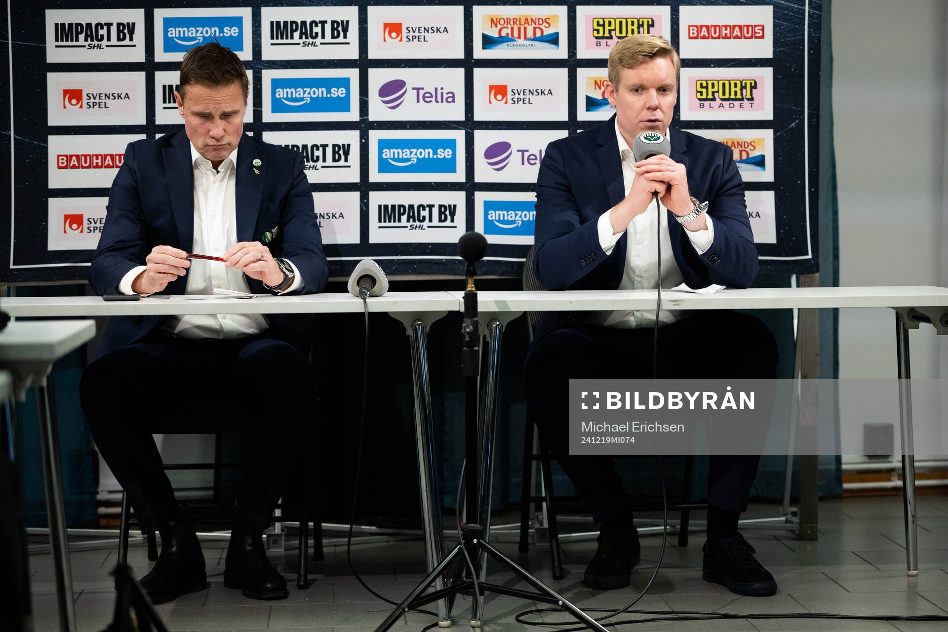 Frölundas tränare Roger Rönnberg och HV71s tränare