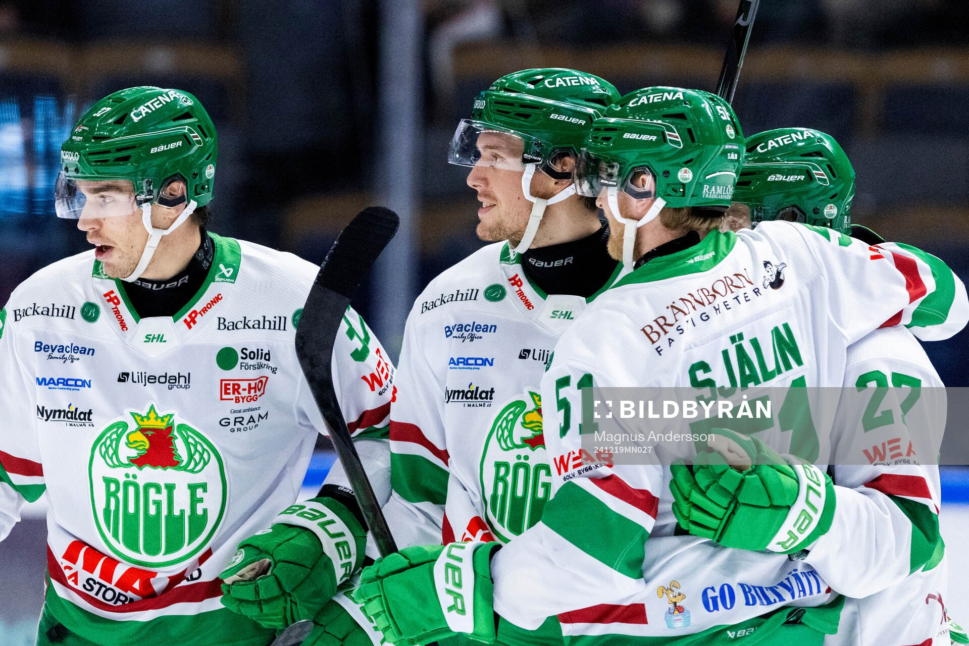 Rögles Mattias Göransson jublar med lagkamrater