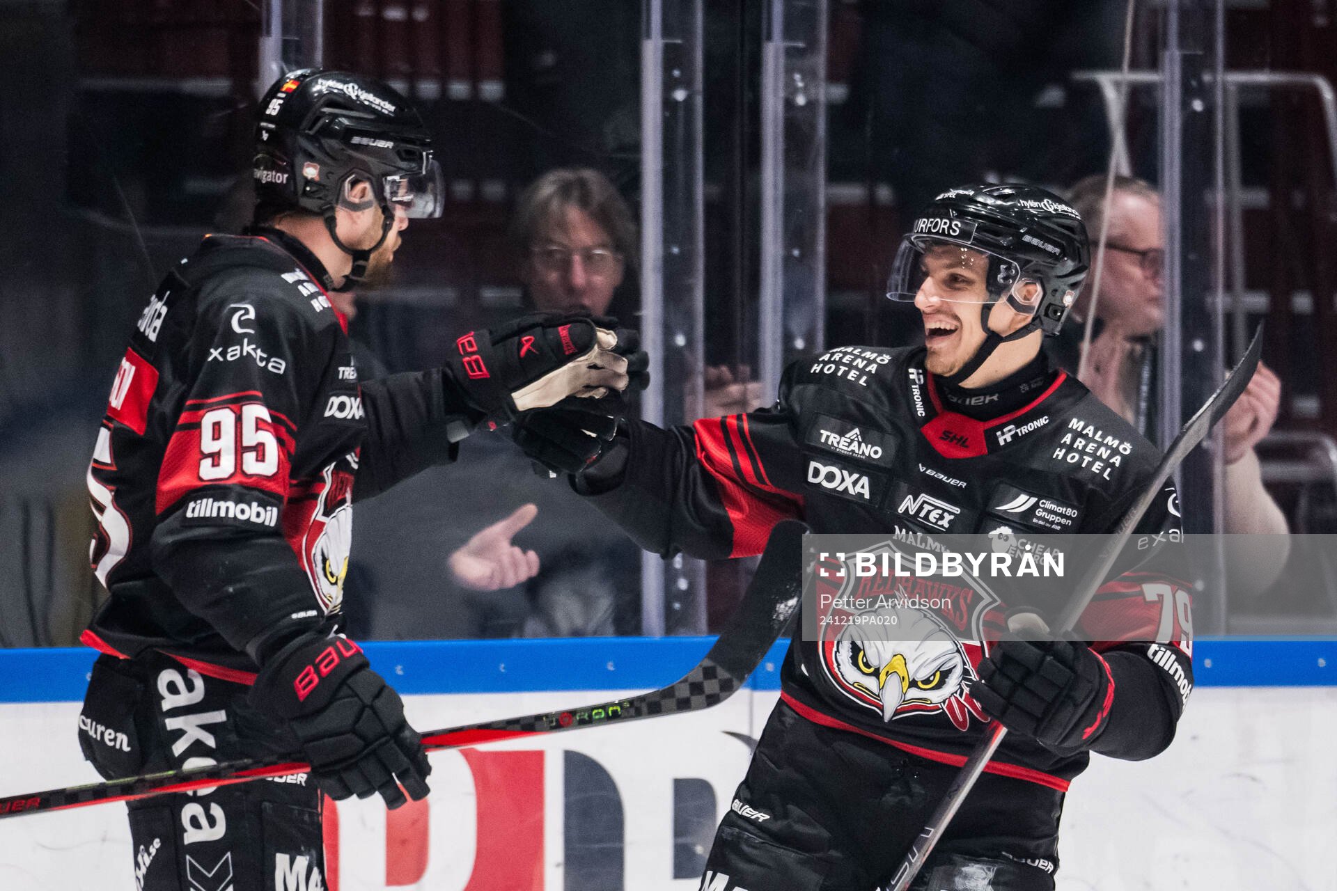 Malmö Redhawks Carl Persson och Jakub Galvas jublar