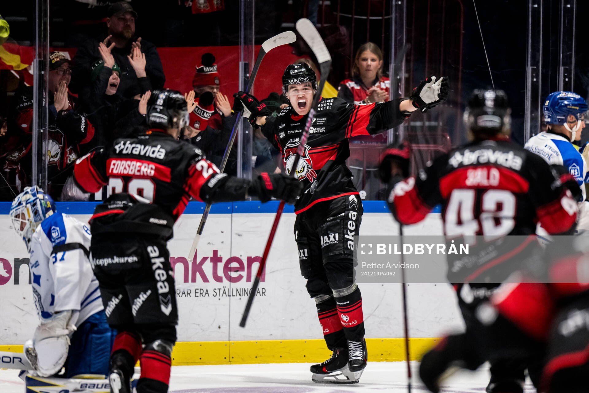 Malmö Redhawks Axel Sundberg jublar
