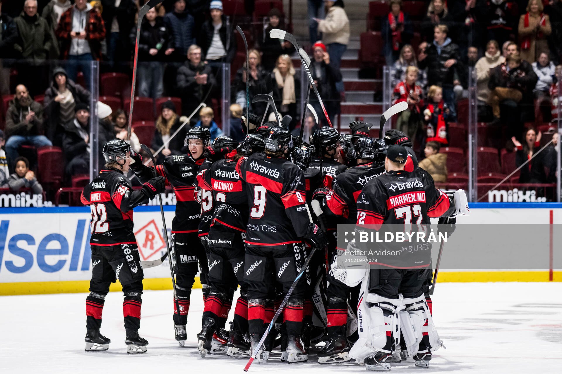 Malmö Redhawks spelare jublar