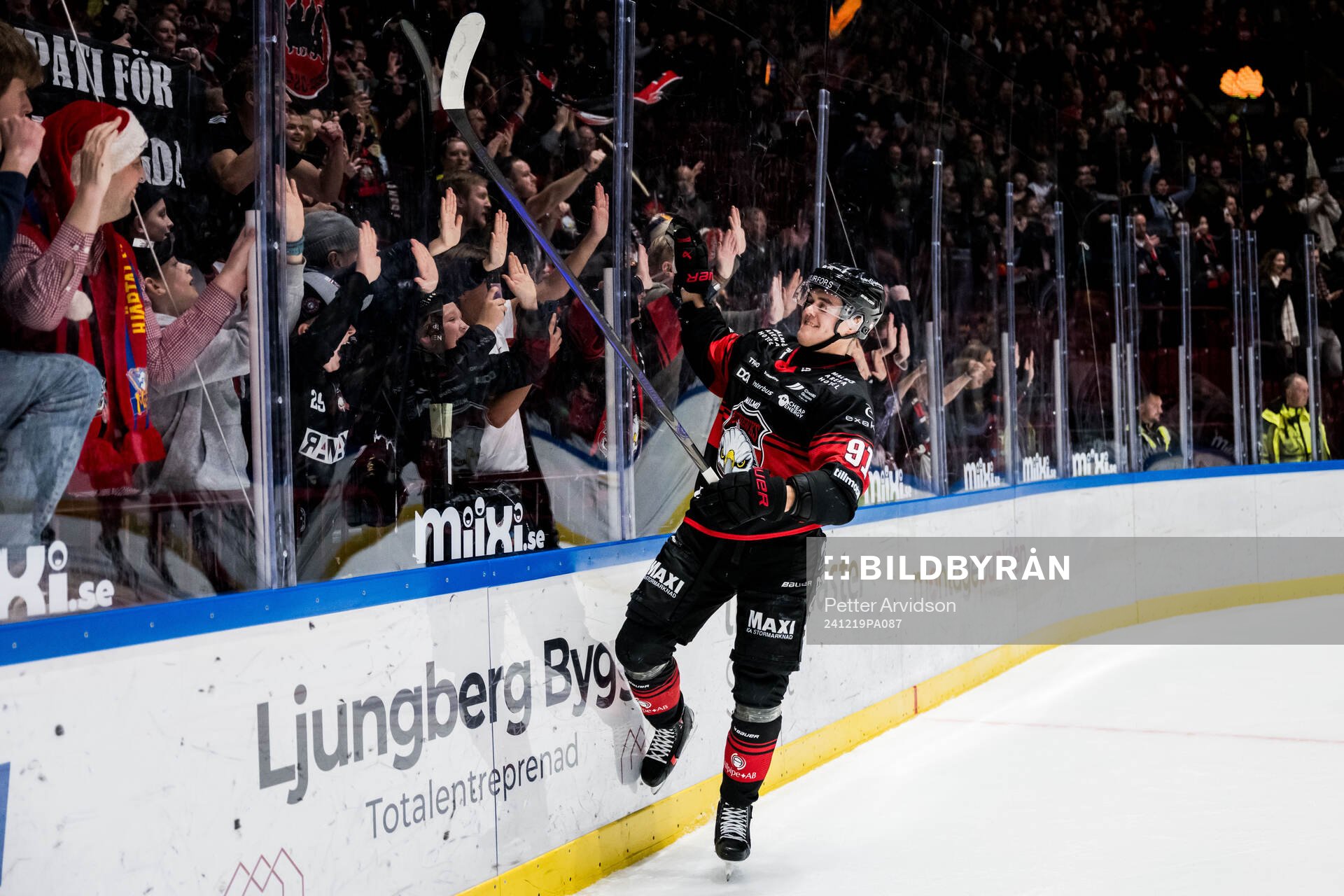 Malmö Redhawks Axel Sundberg jublar