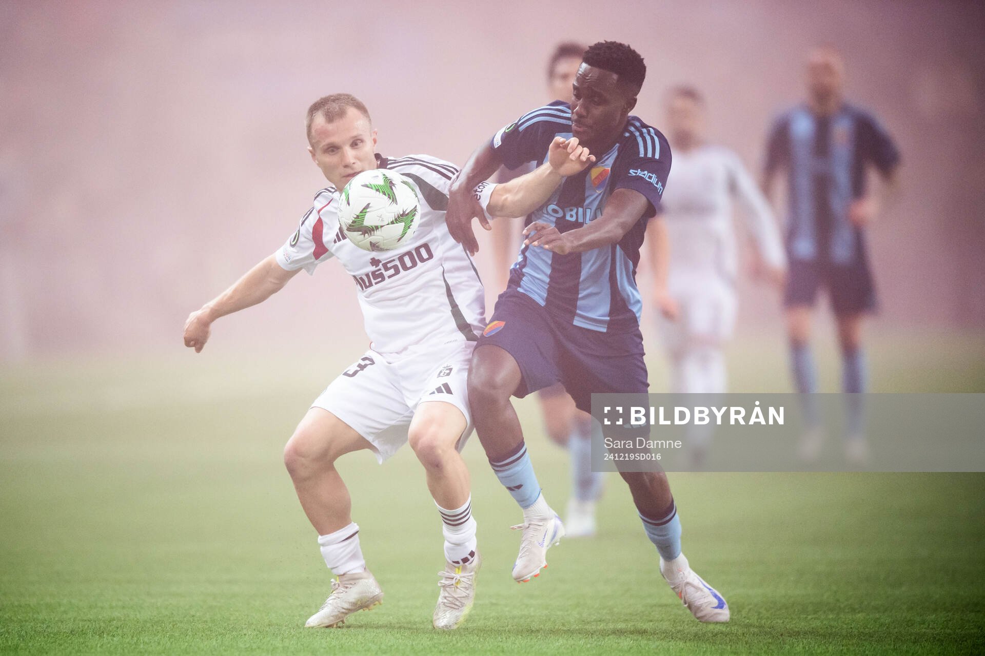 Patryk Kun of Legia Warszawa and Tokmac Nguen of Djurgården