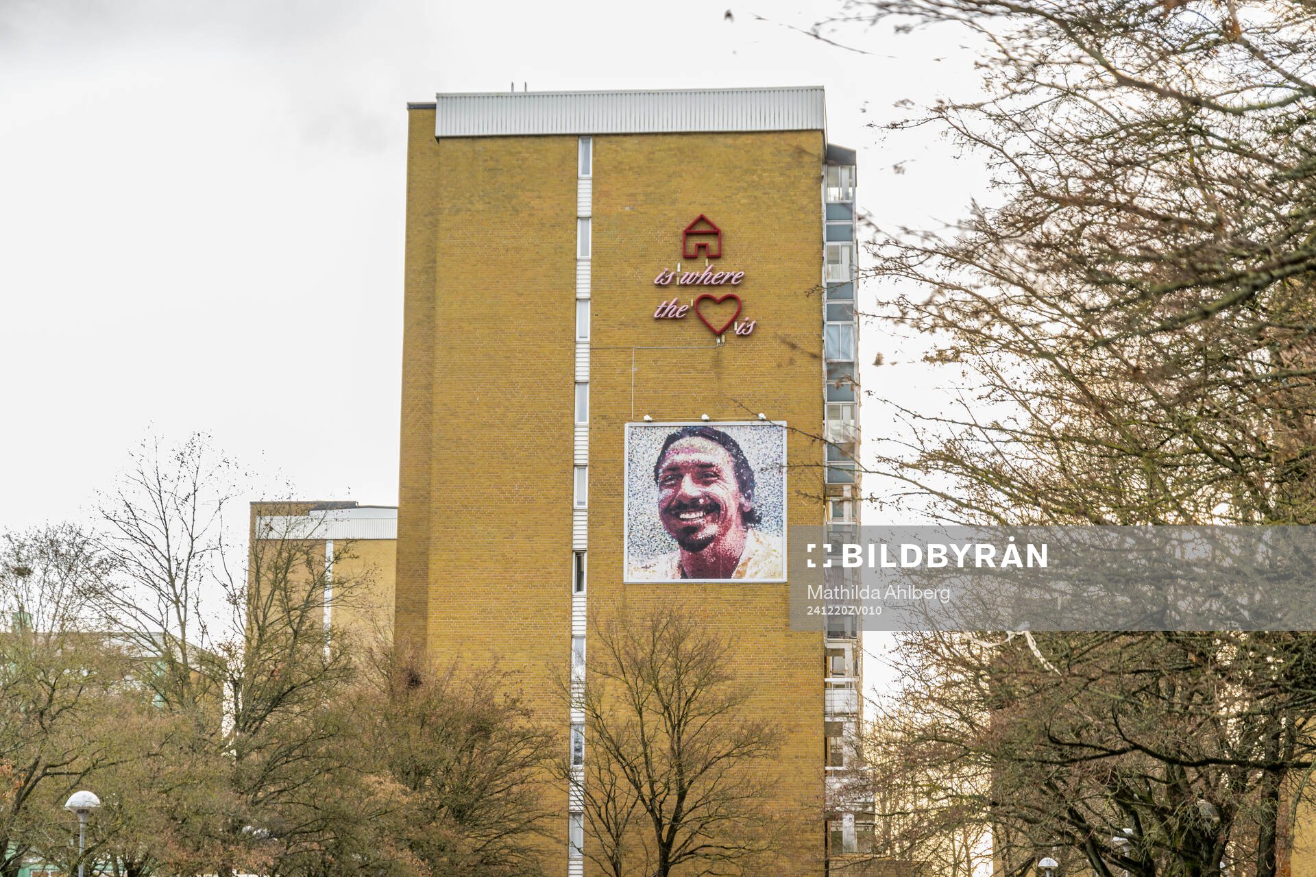 En byggnad med en tavla av Zlatan Ibrahimovic