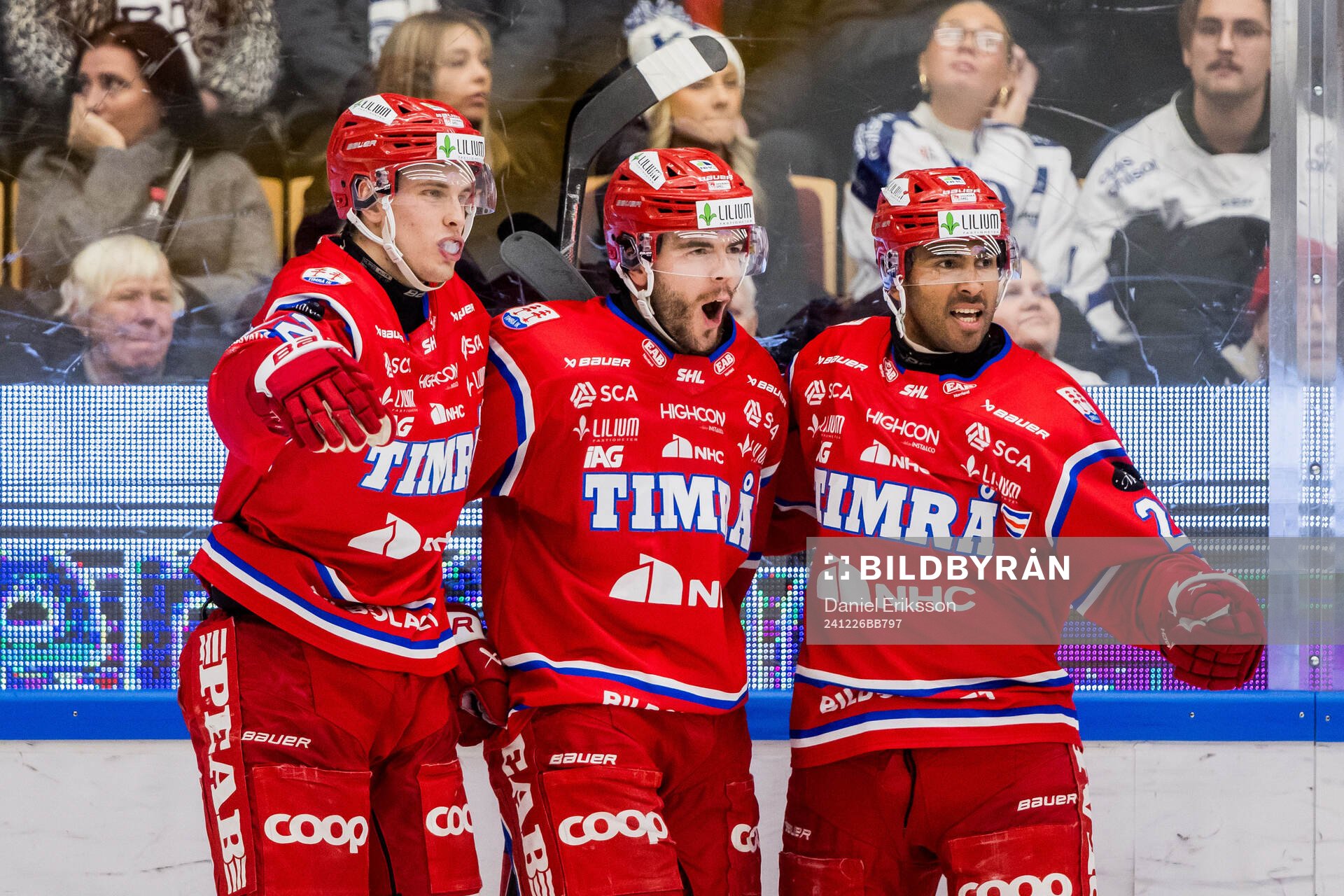 Timrås Magnus Pääjärvi jublar med lagkamrater