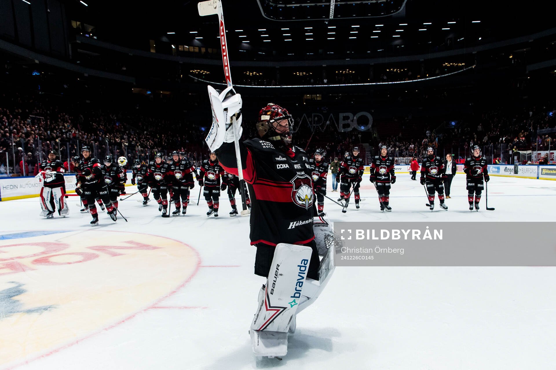 Malmö Redhawks målvakt Daniel Marmenlind  jublar