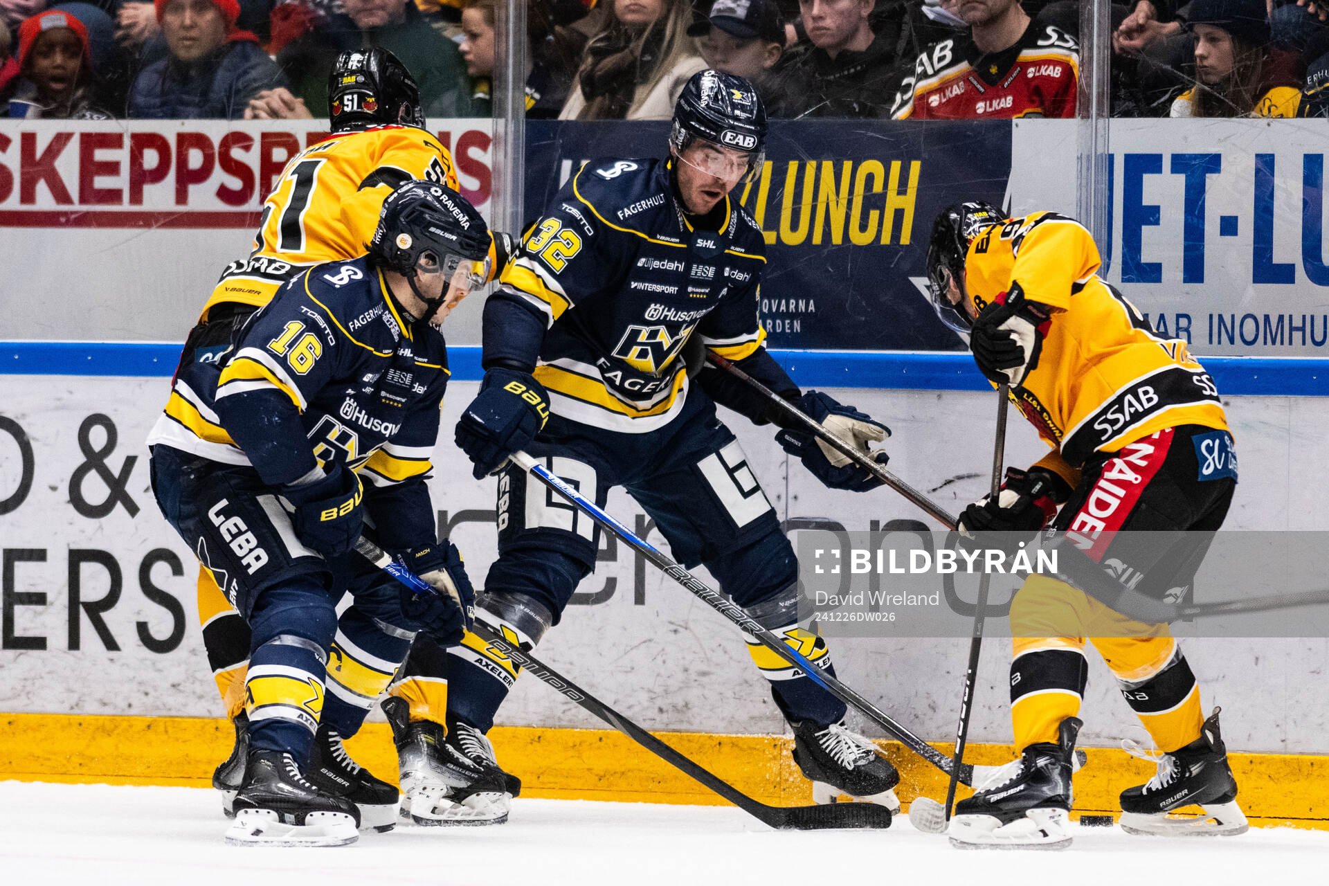 HV71s Oscar Engsund och Tanner Kero mot Luleås Ludvig
