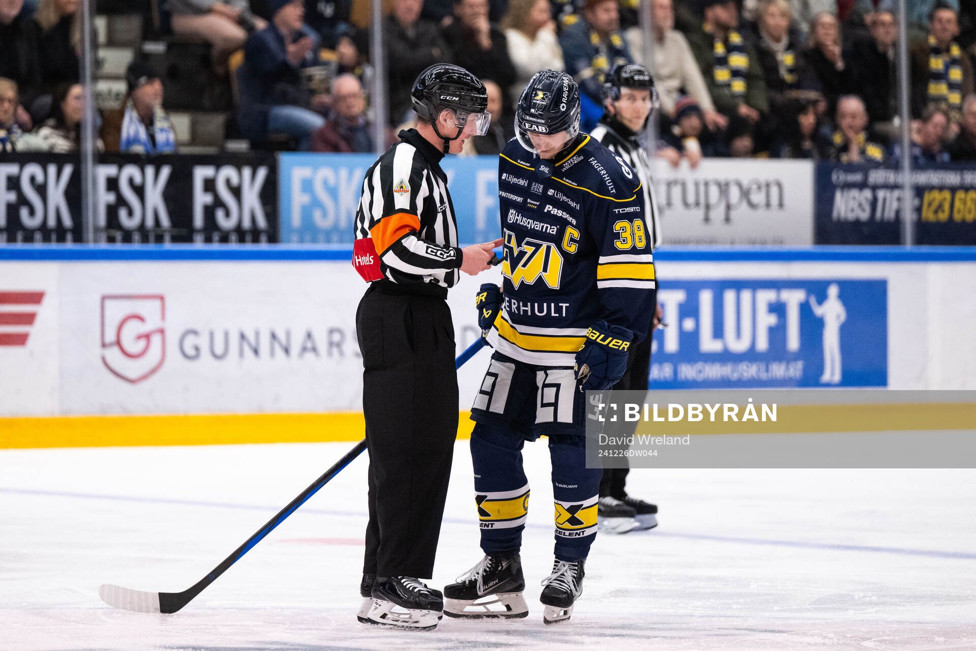Domare Alexander Österberg i diskussion med HV71s Olle