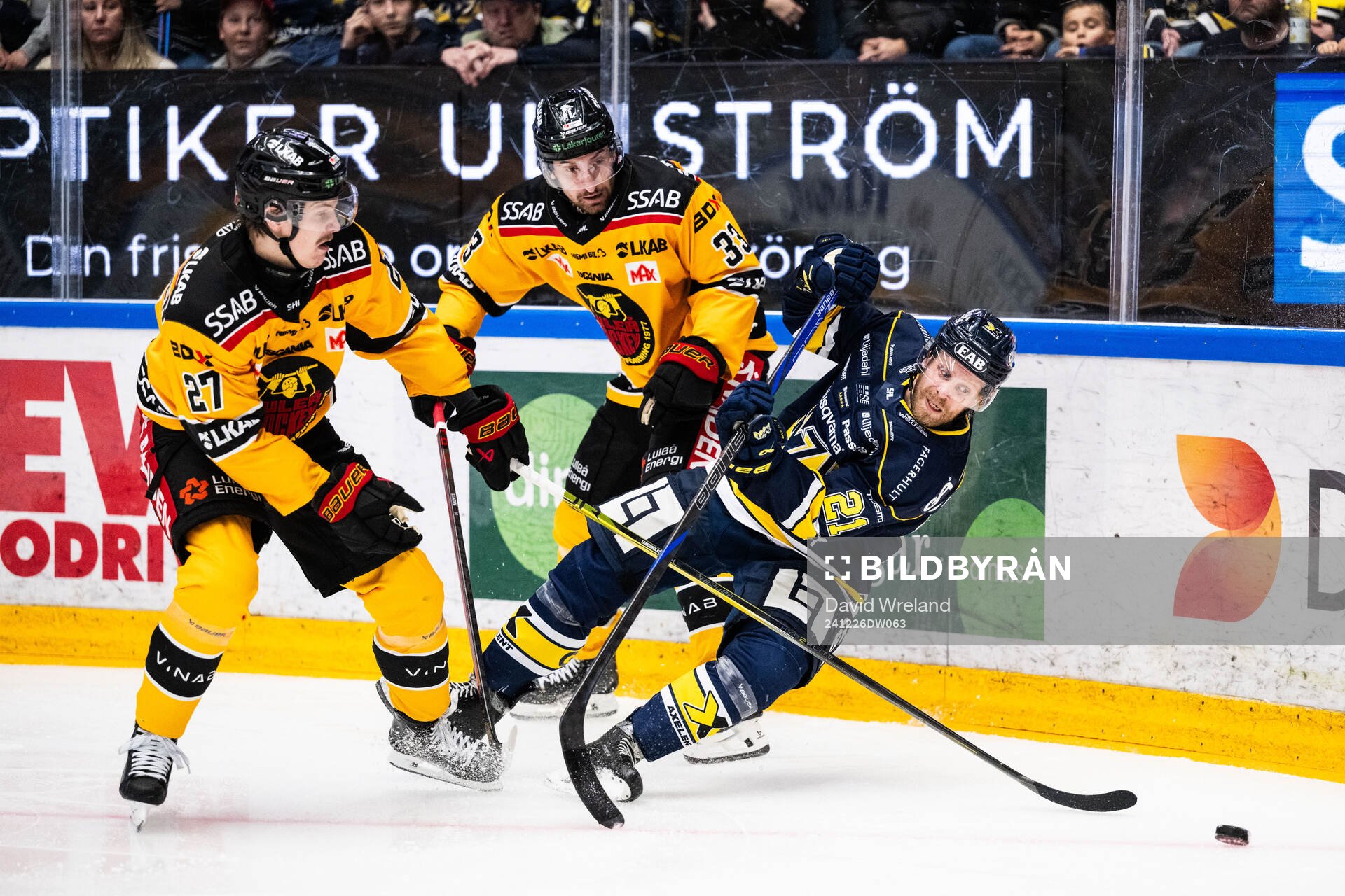 Luleås Oskari Laaksonen och Albin Lundin mot HV71s Mattias