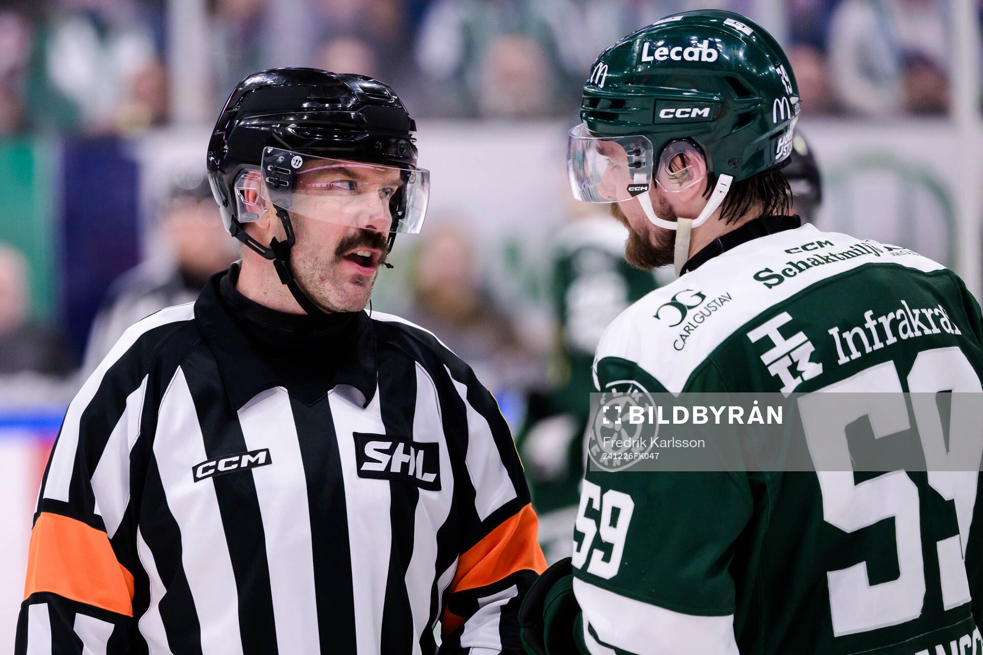 Domare Daniel Wessner i samtal med Färjestads Linus