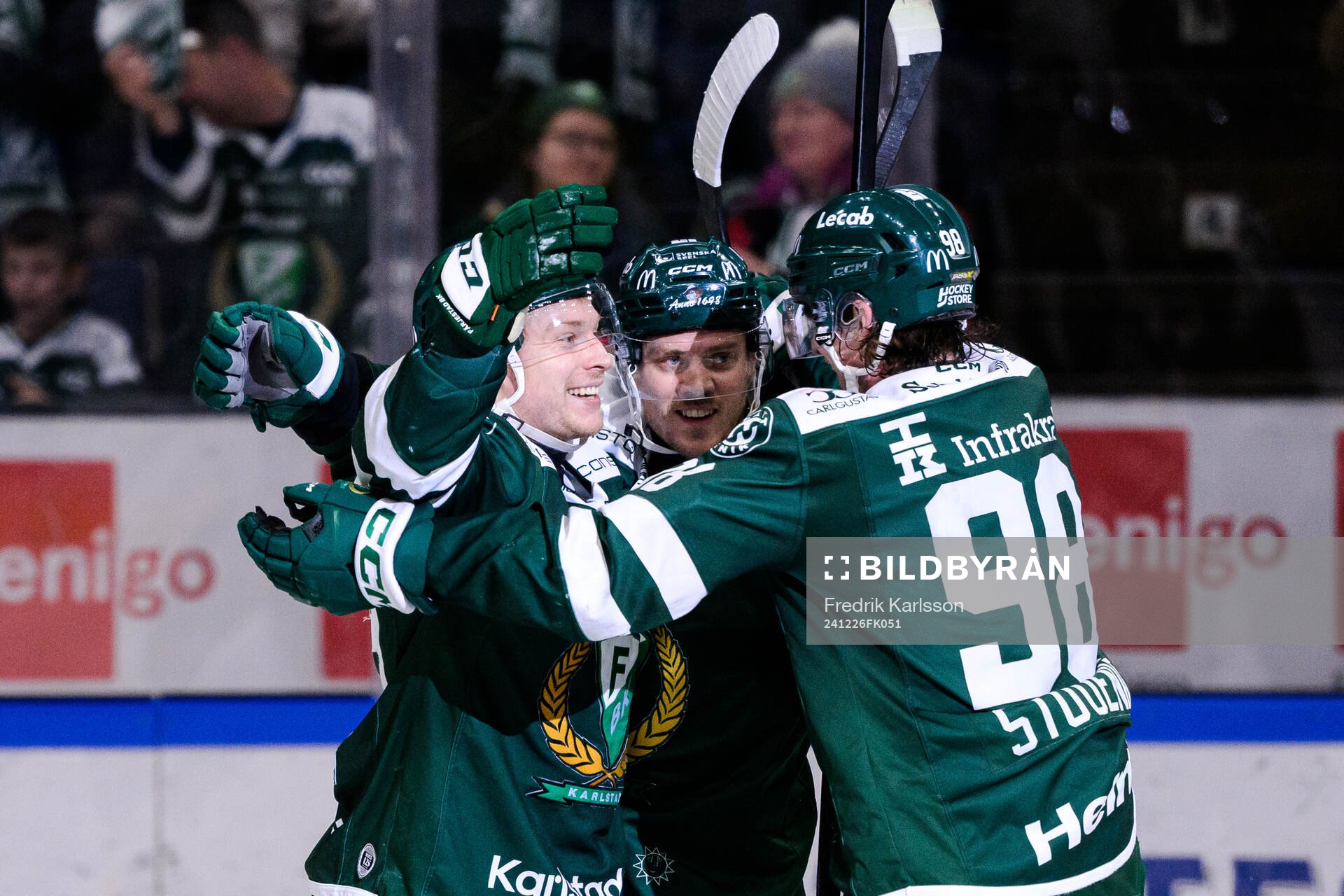 Färjestads Oskar Steen jublar med lagkamrater