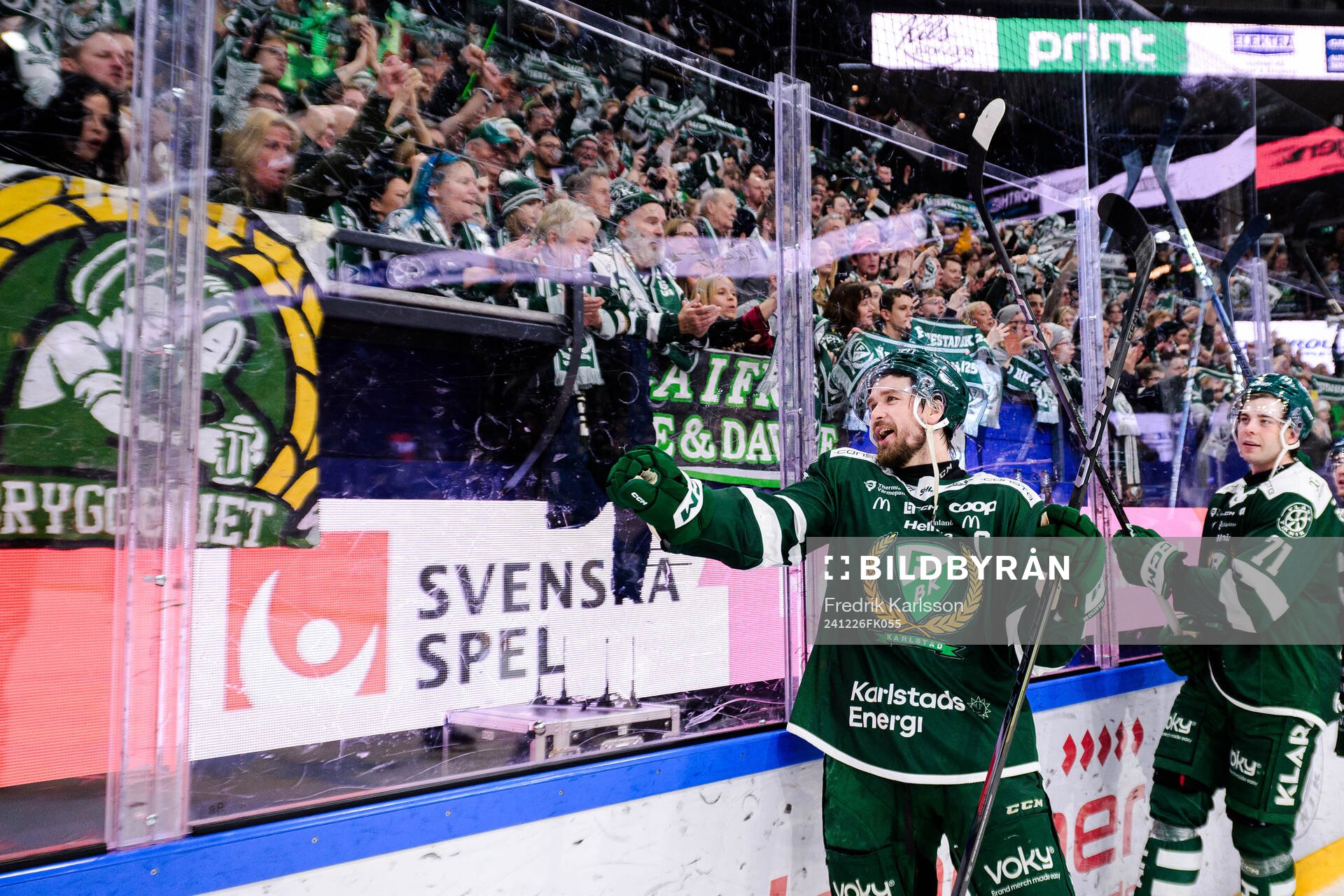 Färjestads Linus Johansson jublar med lagkamrater