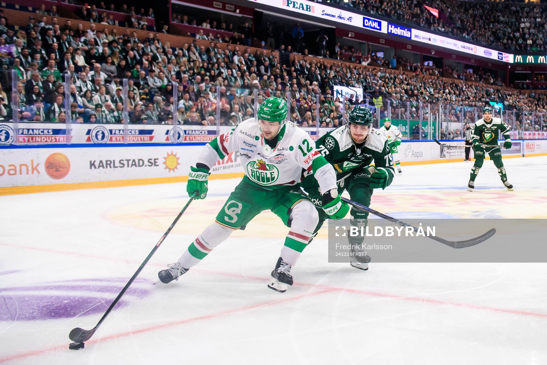 Rögles Brady Ferguson och Färjestads Jeremy Salvas Groleau