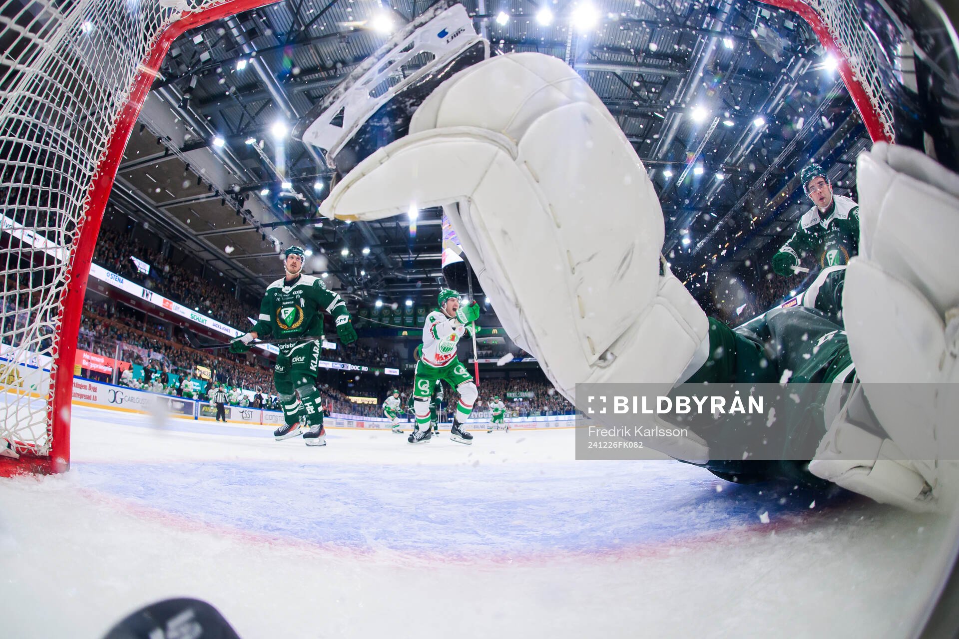 Rögles Jacob Peterson skjuter 3-1 bakom Färjestads