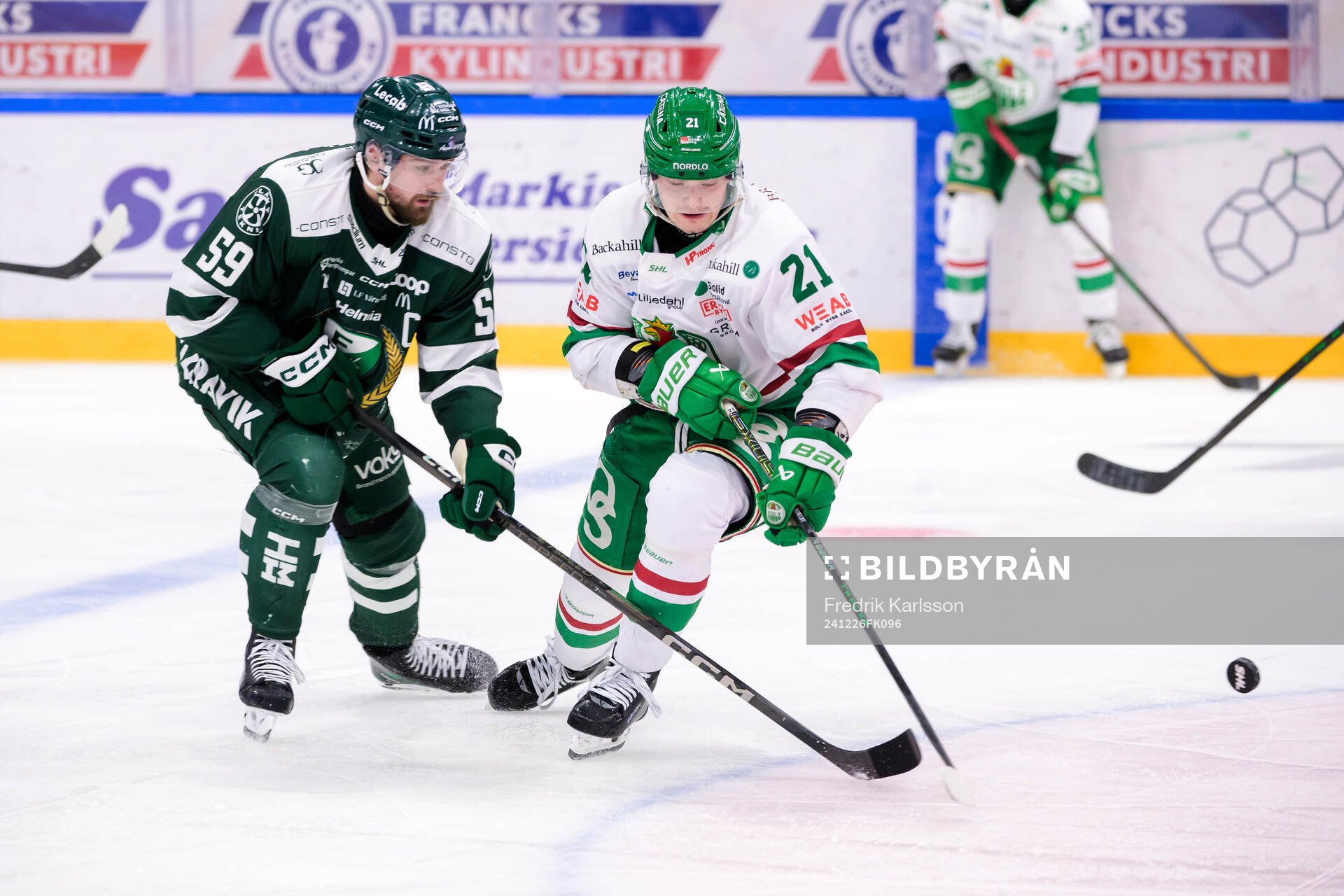 Färjestads Linus Johansson och Rögles Henry Bowlby