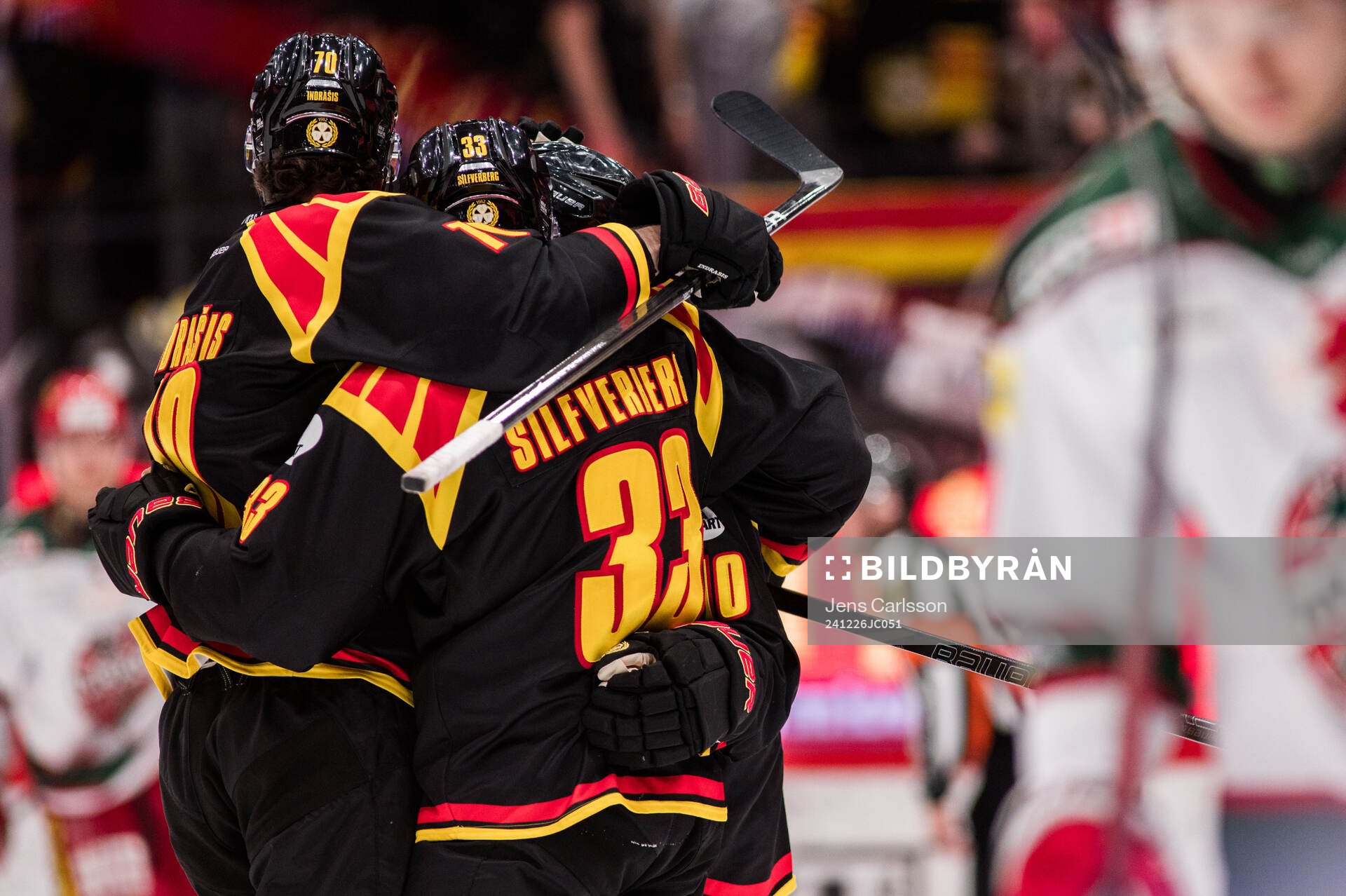 Brynäs Miks Indrasis och Jakob Silfverberg jublar